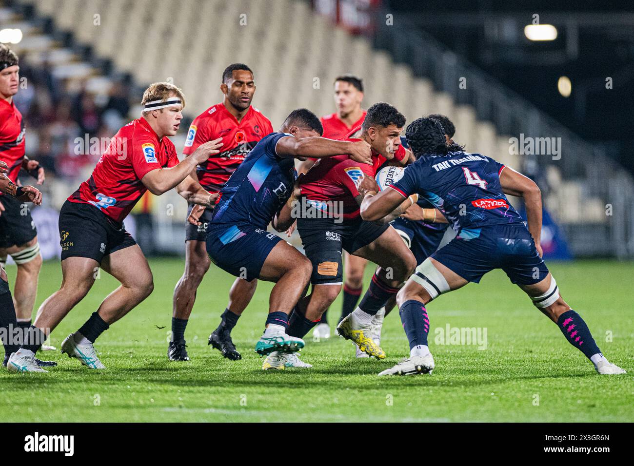 CHRISTCHURCH, NEUSEELAND - 26. APRIL: Levi Aumua von den Crusaders stürmt sich während des Super Rugby Pacific Matches zwischen Crusaders und Melbourne Rebellen im Apollo Projects Stadium am 26. April 2024 in Christchurch, Neuseeland. Foto von James Foy. Stockfoto