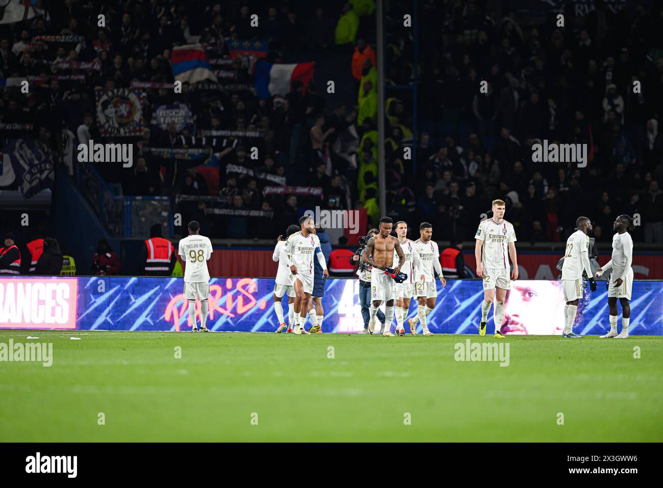 Team OL während des Ligue-1-Fußballspiels Paris Saint-Germain (PSG) gegen Olympique Lyonnais (OL Lyon) am 21. April 2024 im Parc des Princes-Stadion in Paris, Frankreich. Quelle: Victor Joly/Alamy Live News Stockfoto