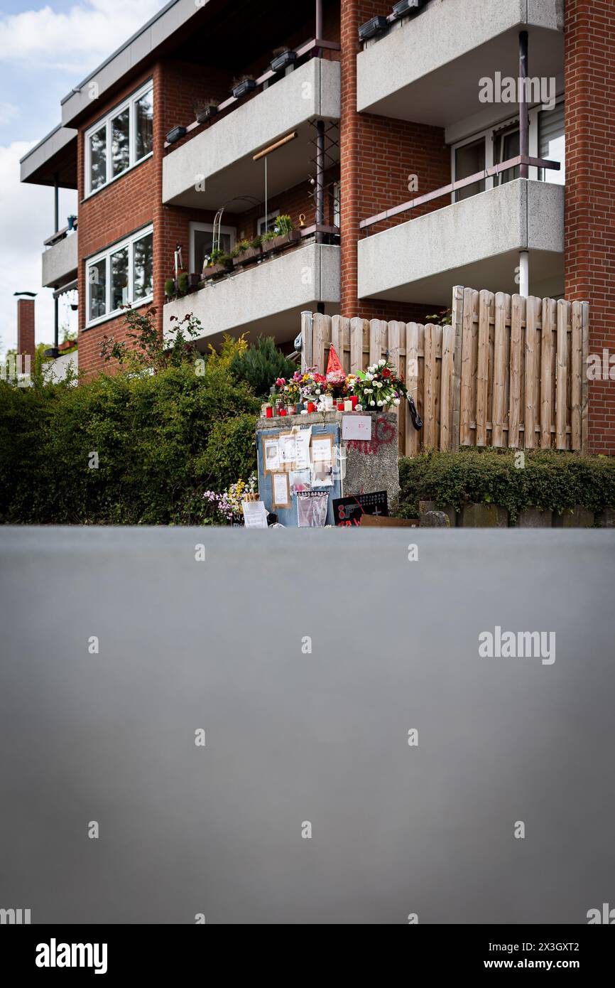 25. April 2024, Niedersachsen, Nienburg (Weser): Blumen und Kerzen wurden vor ein Haus gestellt. Ein 46-jähriger Mann aus Gambia wurde bei einem Polizeieinsatz in Nienburg in Niedersachsen am 30.03.2024 tödlich verletzt. Eine Polizistin wurde erschossen. Foto: Moritz Frankenberg/dpa Stockfoto