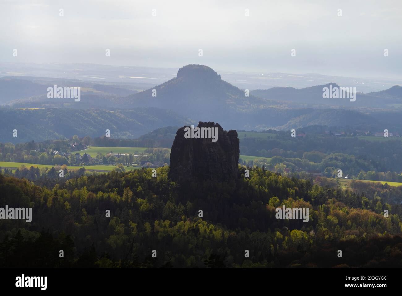 Ansicht der Schrammsteinkette, des Falkensteins und des Liliensteins von Carolafelsen, Bad Schandau, Sachsen, Deutschland, Europa Stockfoto
