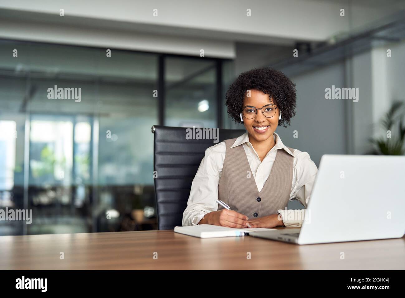 Glückliche afrikanische Geschäftsfrau, die e-learning, Webinare, virtuelle Meetings anbietet. Stockfoto