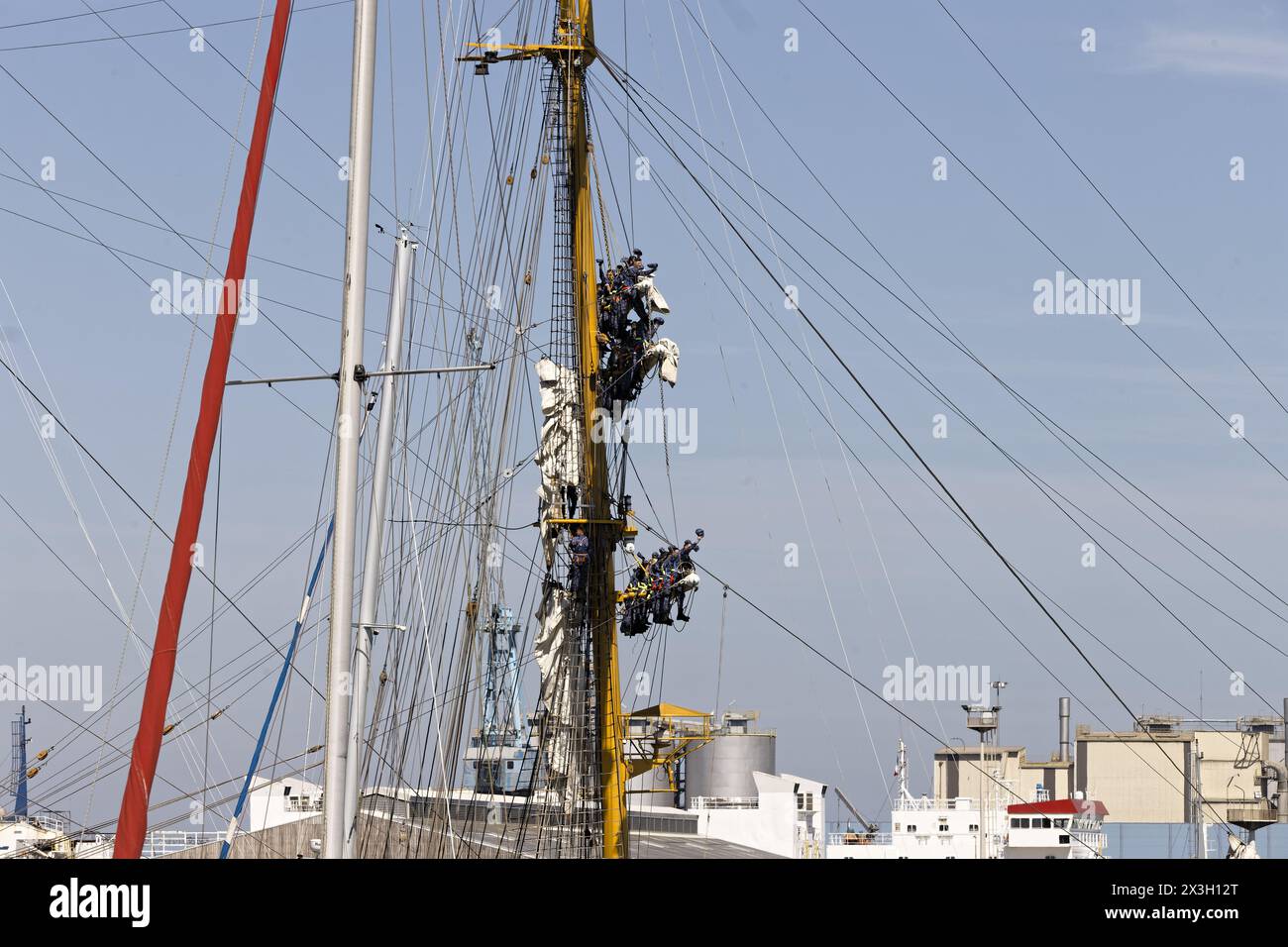 Sete, Frankreich. April 2022. Die Mircea, ein Ausbildungssegelboot der rumänischen Akademie Marine bei Abfahrt der Escale à Sete in Sete, Frankreich Stockfoto