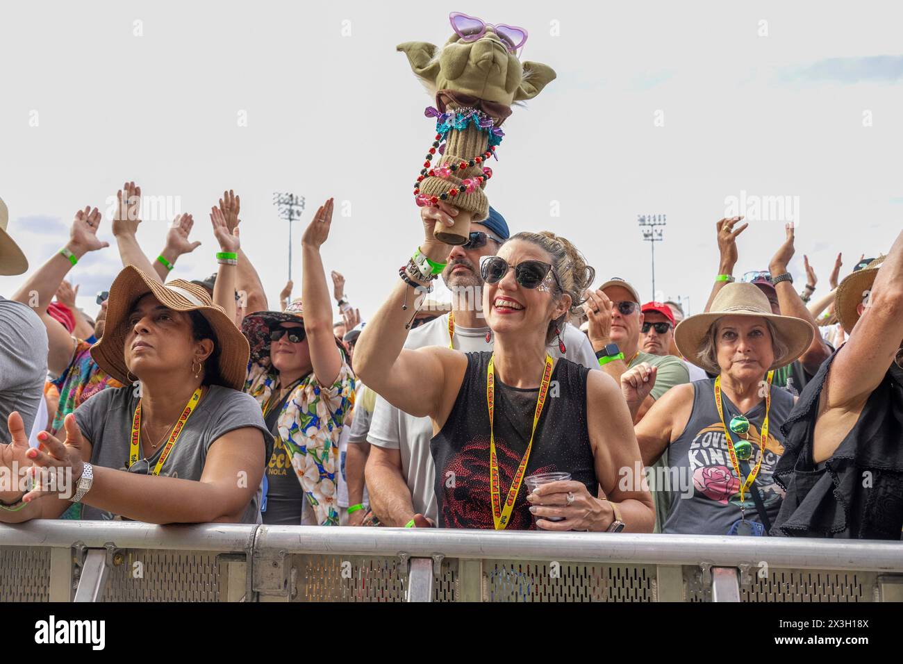 Festivalgoers are seen during the New Orleans Jazz & Heritage Festival, Friday, April 26, 2024, at the Fair Grounds Race Course in New Orleans. (Photo by Amy Harris/Invision/AP) Stockfoto
