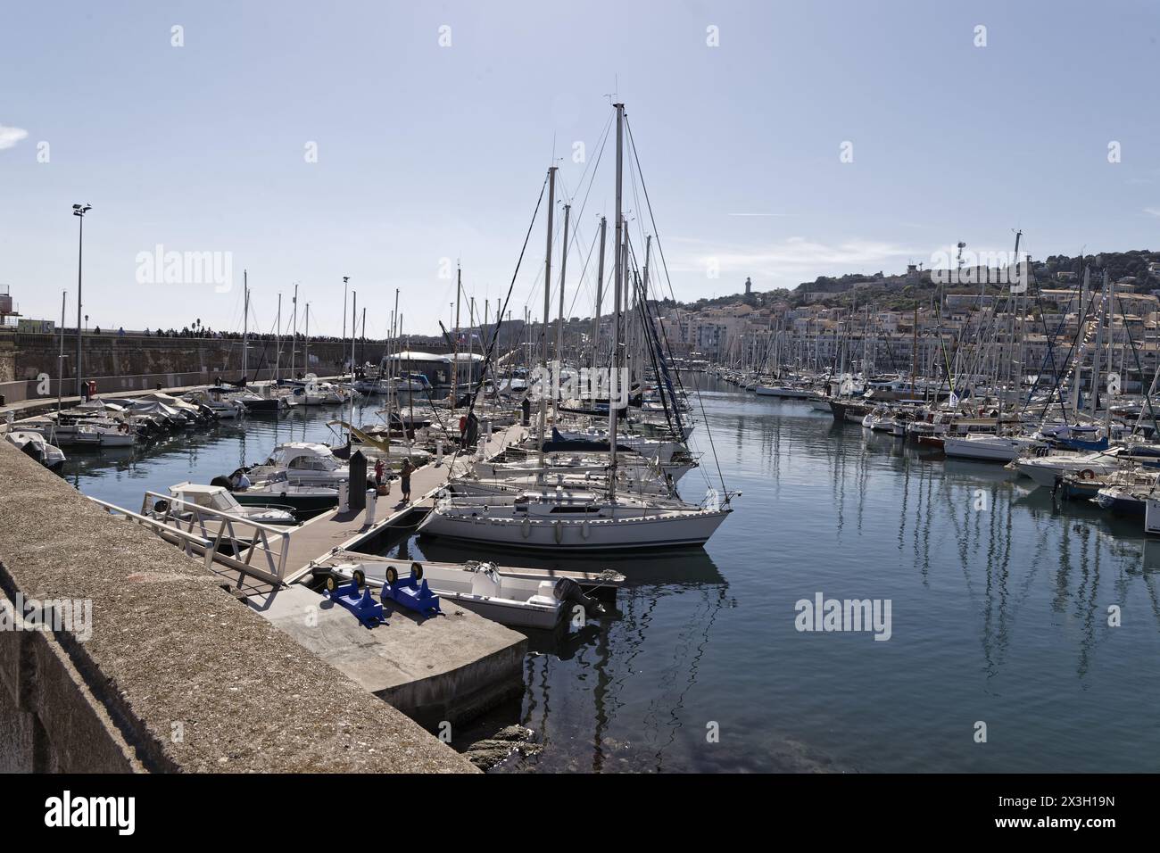 Sete, Frankreich. April 2022. Blick auf Segelboote im Hafen von Sete in Sete, Frankreich Stockfoto