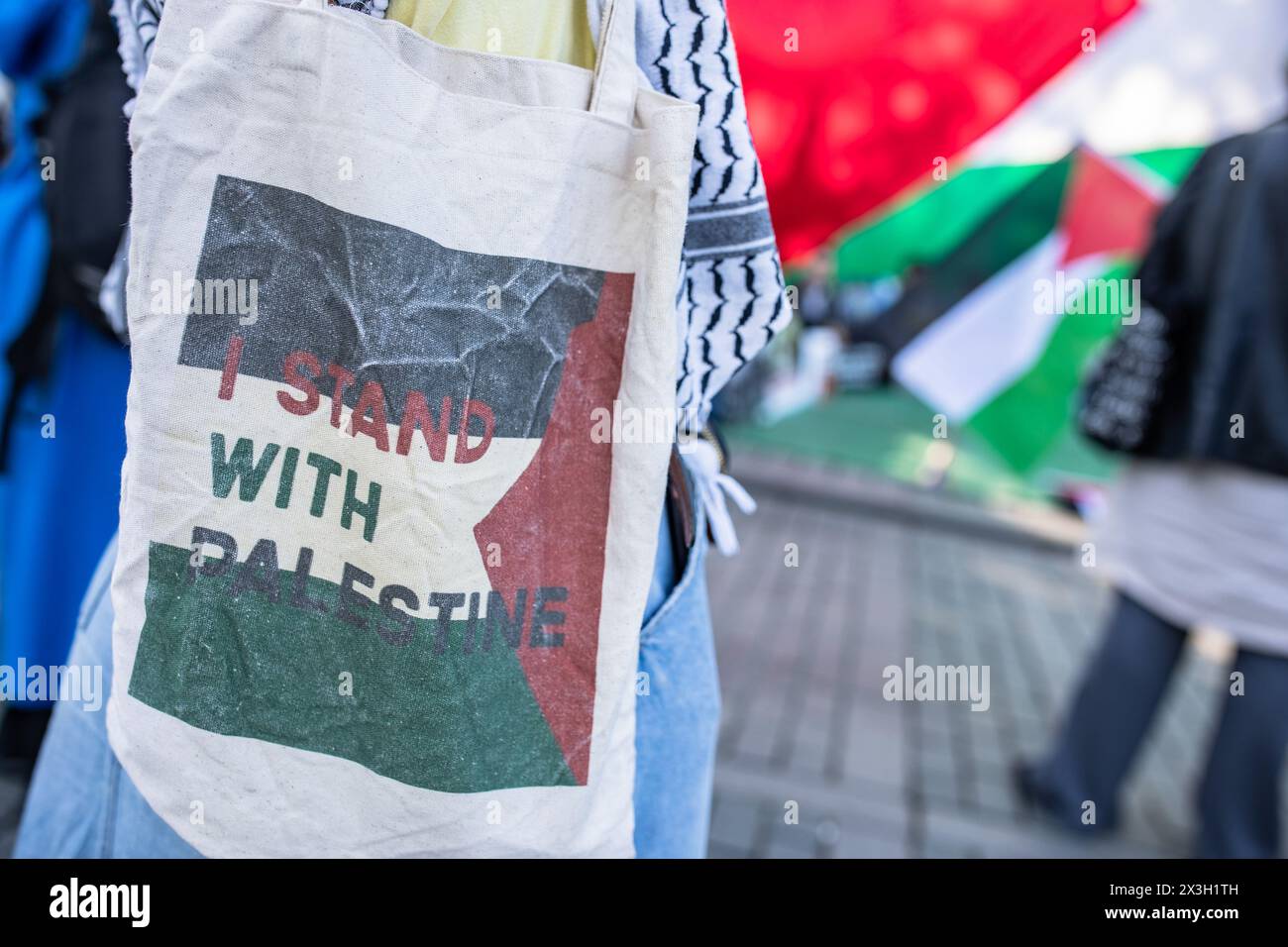 Istanbul, Türkei. April 2024. Ein Demonstrant hält während der Demonstration eine Einkaufstasche mit einem Abdruck der palästinensischen Flagge. Der Sit-in-Protest, der von der Stiftung für humanitäre Hilfe für Menschenrechte und Freiheiten (IHH) auf dem Sultanahmet-Platz zur Unterstützung Palästinas unter israelischen Angriffen initiiert wurde, setzt sich am dritten Tag fort. Quelle: SOPA Images Limited/Alamy Live News Stockfoto