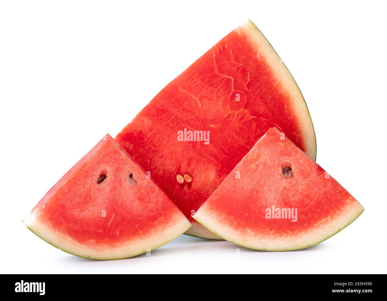 Vorderansicht des Viertels mit frischen roten Wassermelonen mit Schichten im Stapel ist auf weißem Hintergrund isoliert. Stockfoto