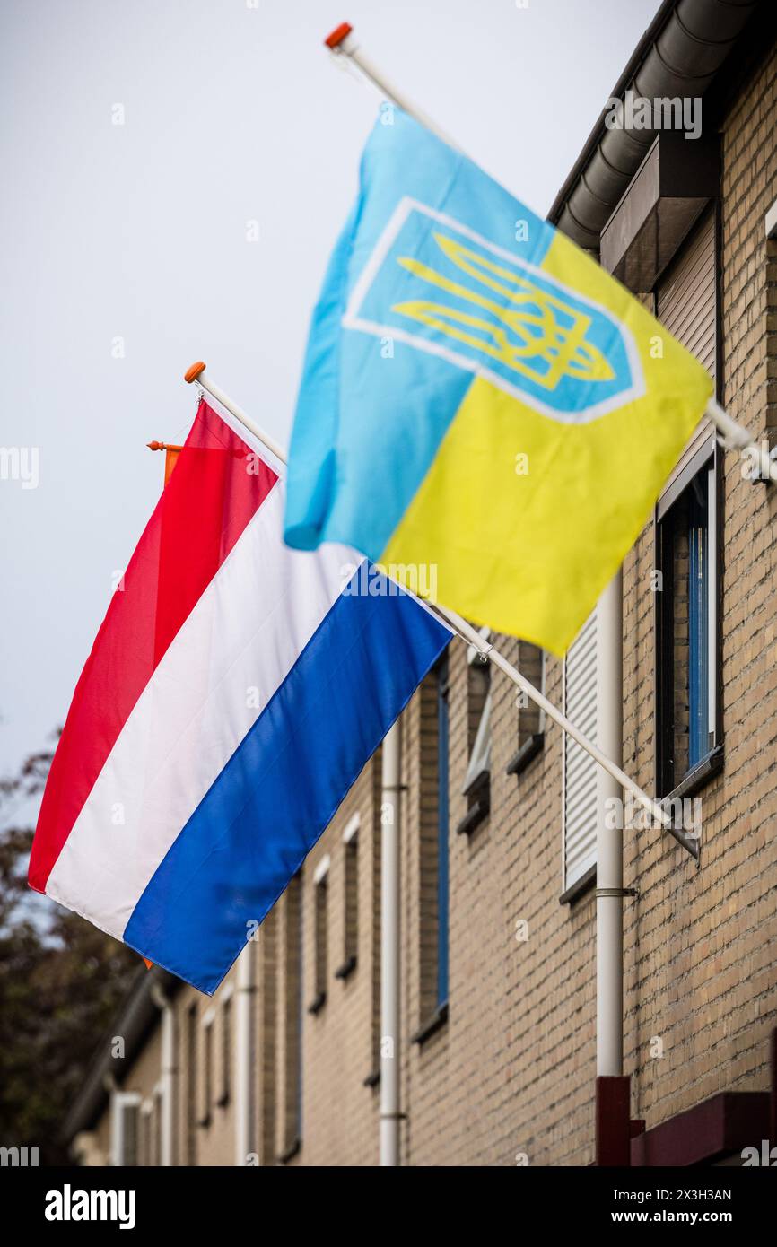 MIERLO – die niederländische Flagge mit einem orangen Wimpel hängt neben einer ukrainischen Flagge zum Königstag. Während die Königsfamilie Emmen besucht, wird auch im Rest des Landes der Nationalfeiertag voll gefeiert. ANP ROB ENGELAAR niederlande Out - belgien Out Credit: ANP/Alamy Live News Stockfoto