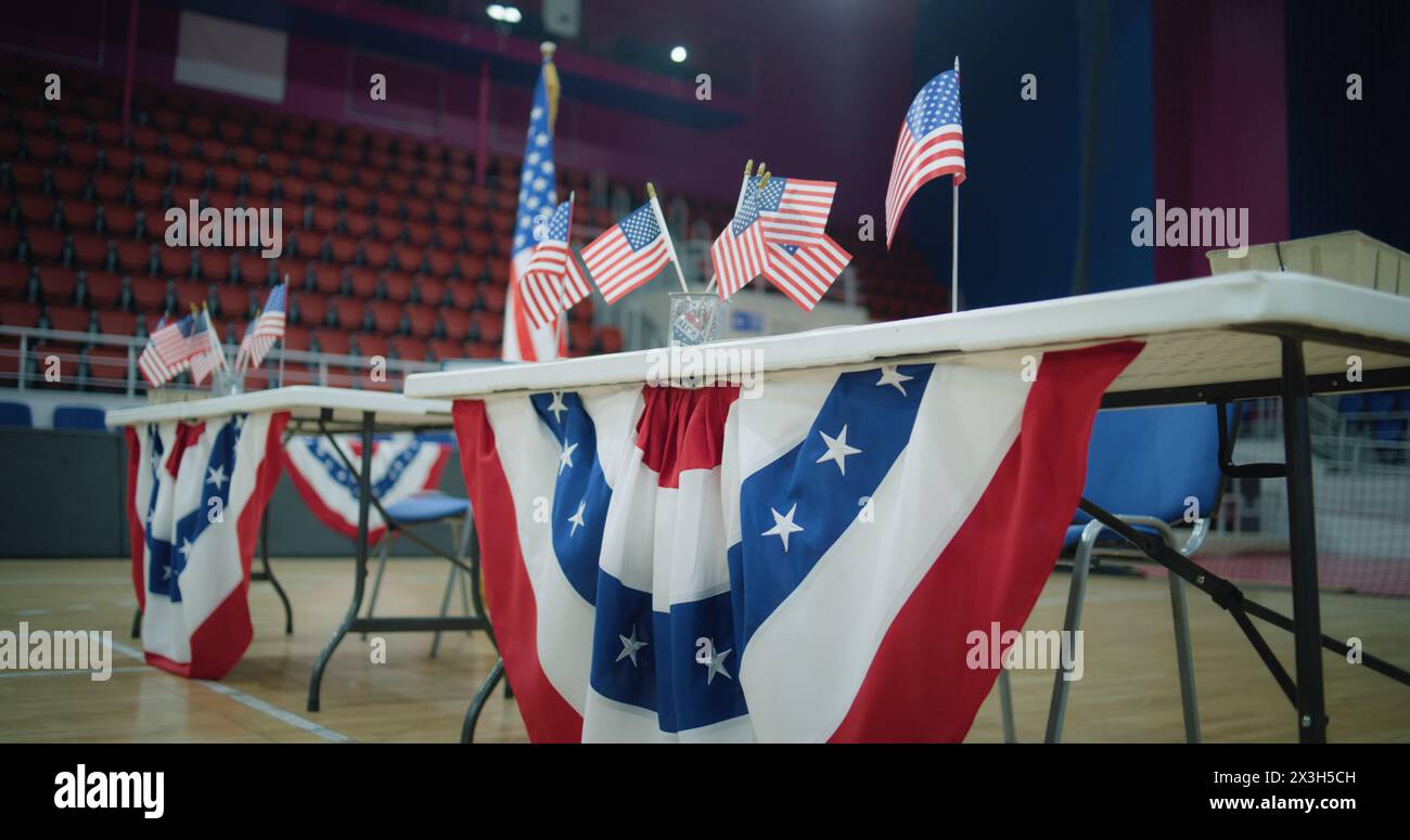 An der Wahlstation steht ein Tisch für die Stimmregistrierung mit amerikanischer Flagge. Wahlen in den Vereinigten Staaten von Amerika. Präsidentschaftswahlen und Wahlberichte. Bürgerpflicht, Patriotismus und Demokratie. Stockfoto