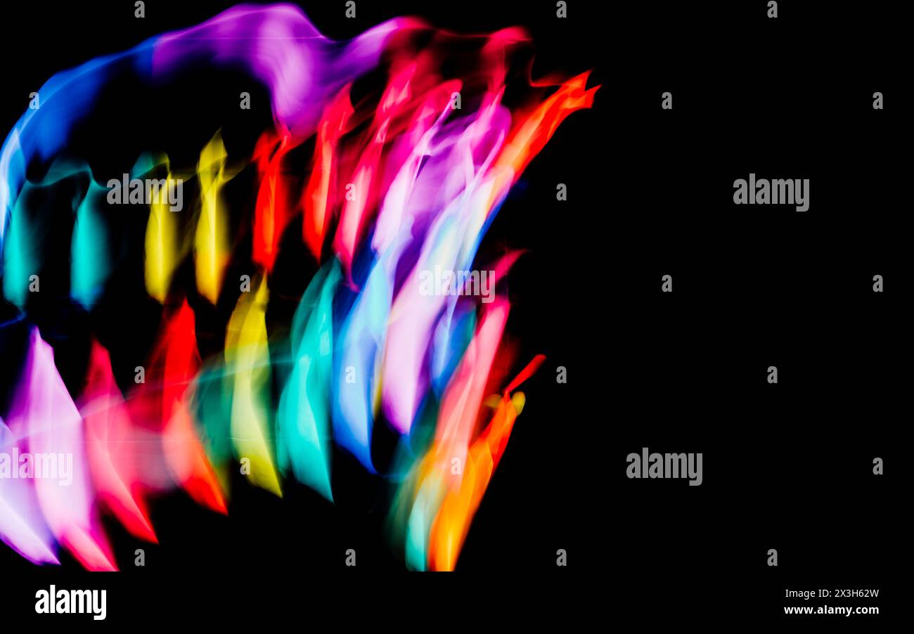 Abstrakter Hintergrund mit bunten unregelmäßigen Linien. Lange Belichtung. Lichtmalerei. Stockfoto
