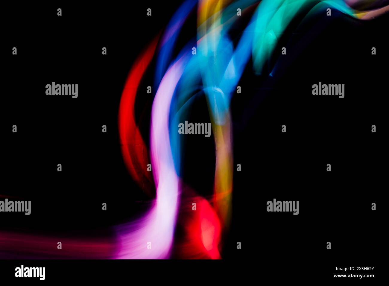 Abstrakter Hintergrund mit bunten unregelmäßigen Linien. Lange Belichtung. Lichtmalerei. Stockfoto