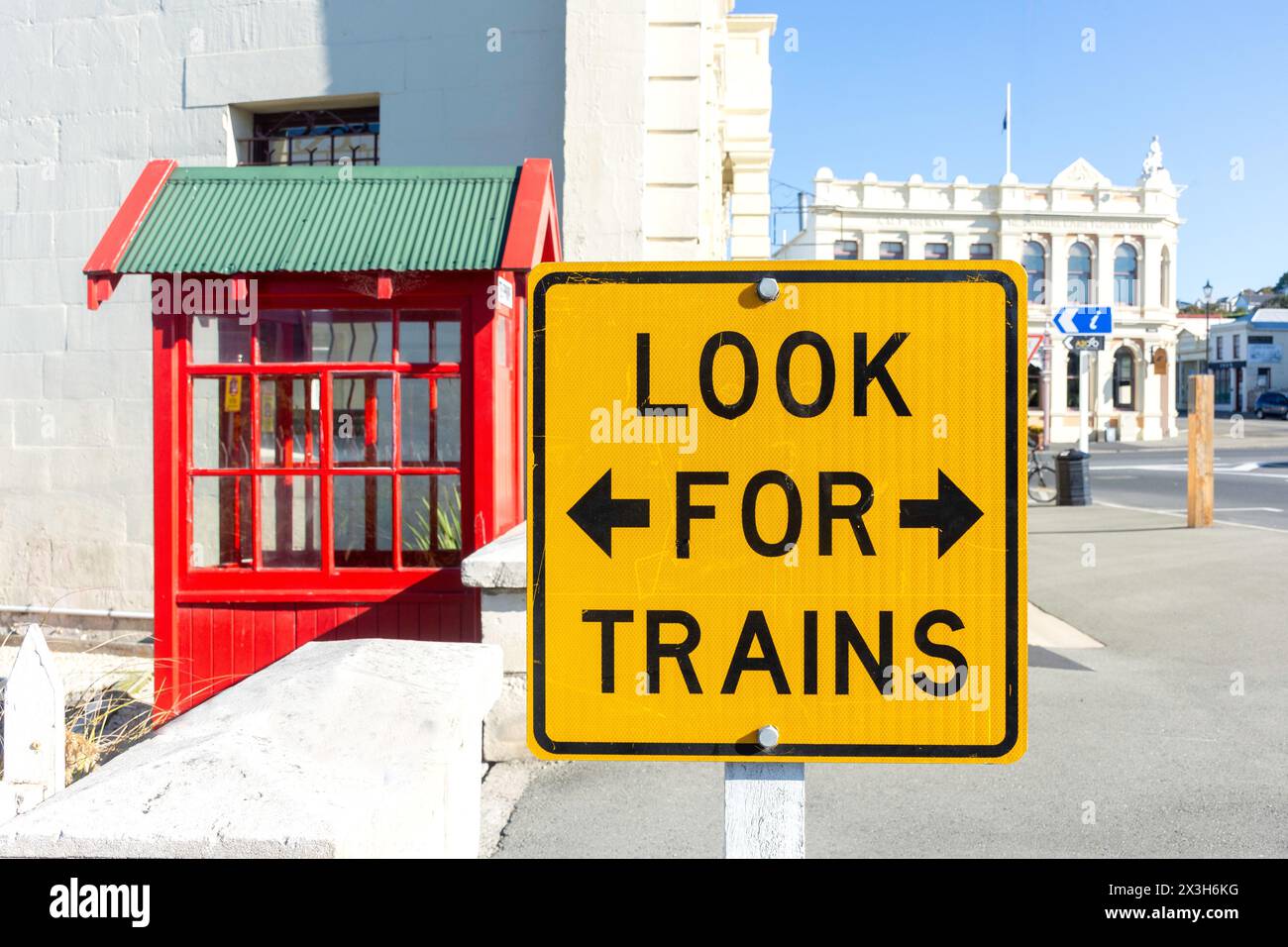 Schild mit der Aufschrift „Suche nach Zügen“ am Bahnübergang, Thames Street, Oamaru, Otago, South Island, Neuseeland Stockfoto