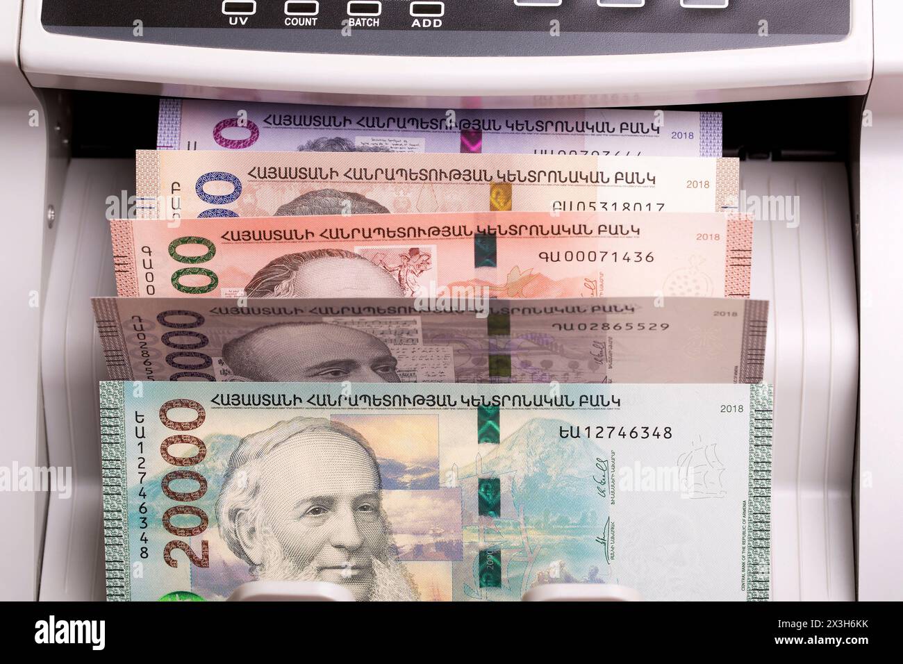 Armenisches Geld - Drag in eine Zählmaschine Stockfoto