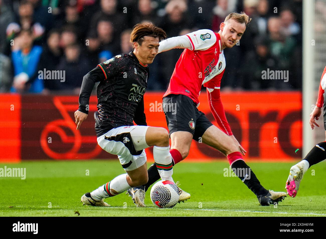 ROTTERDAM, NIEDERLANDE - 21. APRIL: Koki Ogawa von NEC Nijmegen wird von Thomas Beelen aus Feyenoord beim niederländischen TOTO KNVB Cup Finale dazwischen angefochten Stockfoto