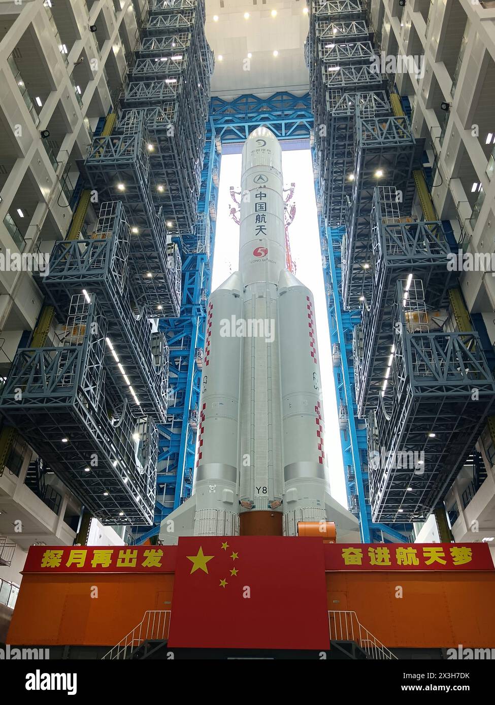 (240427) -- WENCHANG, 27. April 2024 (Xinhua) -- dieses am 27. April 2024 aufgenommene Foto zeigt die Kombination der Mondsonde Chang'e-6 und der Langmarsch-5 Y8-Trägerrakete, die vertikal zum Startgebiet des Wenchang Space Launch Center in der südchinesischen Provinz Hainan gebracht wird. Die Mondsonde Chang'e-6 soll Anfang Mai zu einem geeigneten Zeitpunkt gestartet werden, so die chinesische Raumfahrtbehörde CNSA. Die Kombination aus der Mondsonde Chang'e-6 und der Long March-5 Y8-Trägerrakete wurde am Samstag vertikal zum Startplatz gebracht Stockfoto