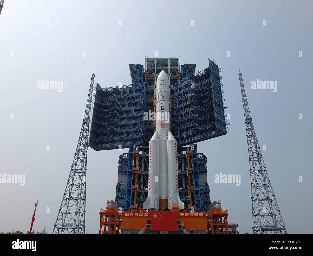 (240427) -- WENCHANG, 27. April 2024 (Xinhua) -- dieses am 27. April 2024 aufgenommene Foto zeigt die Kombination der Mondsonde Chang'e-6 und der Trägerrakete Long March-5 Y8, die senkrecht zum Startgebiet im Wenchang Space Launch Center in der südchinesischen Provinz Hainan gebracht wurde. Die Mondsonde Chang'e-6 soll Anfang Mai zu einem geeigneten Zeitpunkt gestartet werden, so die chinesische Raumfahrtbehörde CNSA. Die Kombination aus der Mondsonde Chang'e-6 und der Long March-5 Y8 Trägerrakete wurde am Samstag vertikal auf die launchin übertragen Stockfoto