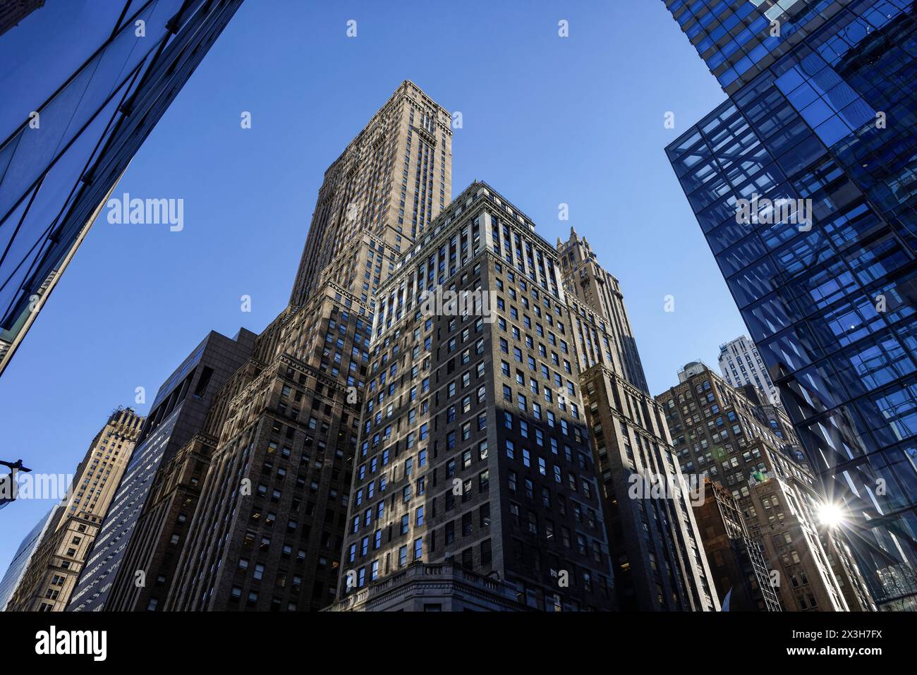 Abstrakte Lichtmuster auf dem Chanin Building, einem Art déco-Bürohochhaus aus dem Jahr 1929 in der East 42nd Street, Midtown, Manhattan, New York City Stockfoto