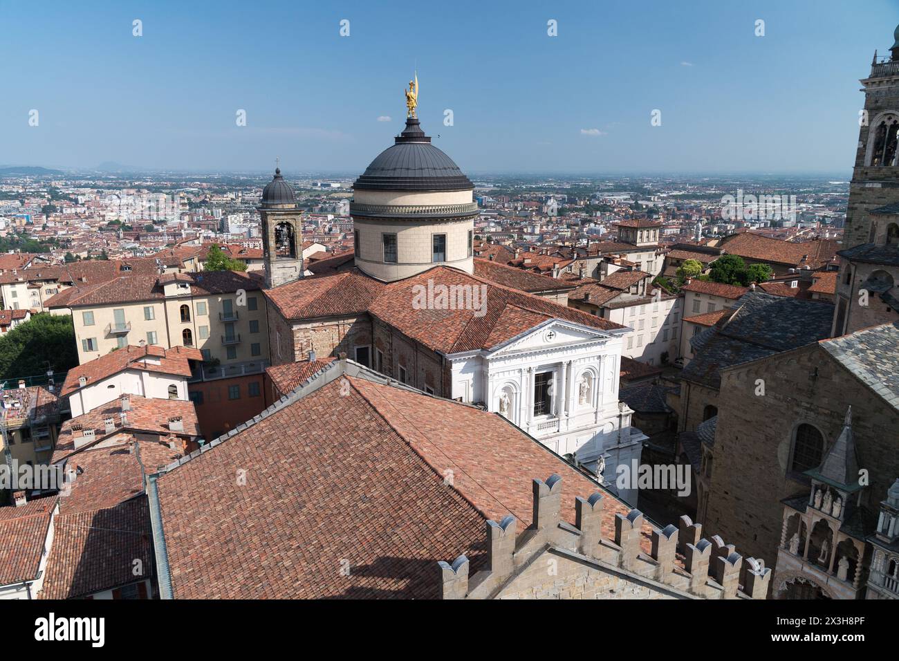 Gotischer Palazzo della Ragione und neoklassizistische Cattedrale di Sant'Alessandro (Kathedrale des Heiligen Alexander von Bergamo) im historischen Zentrum Bergamo Stockfoto