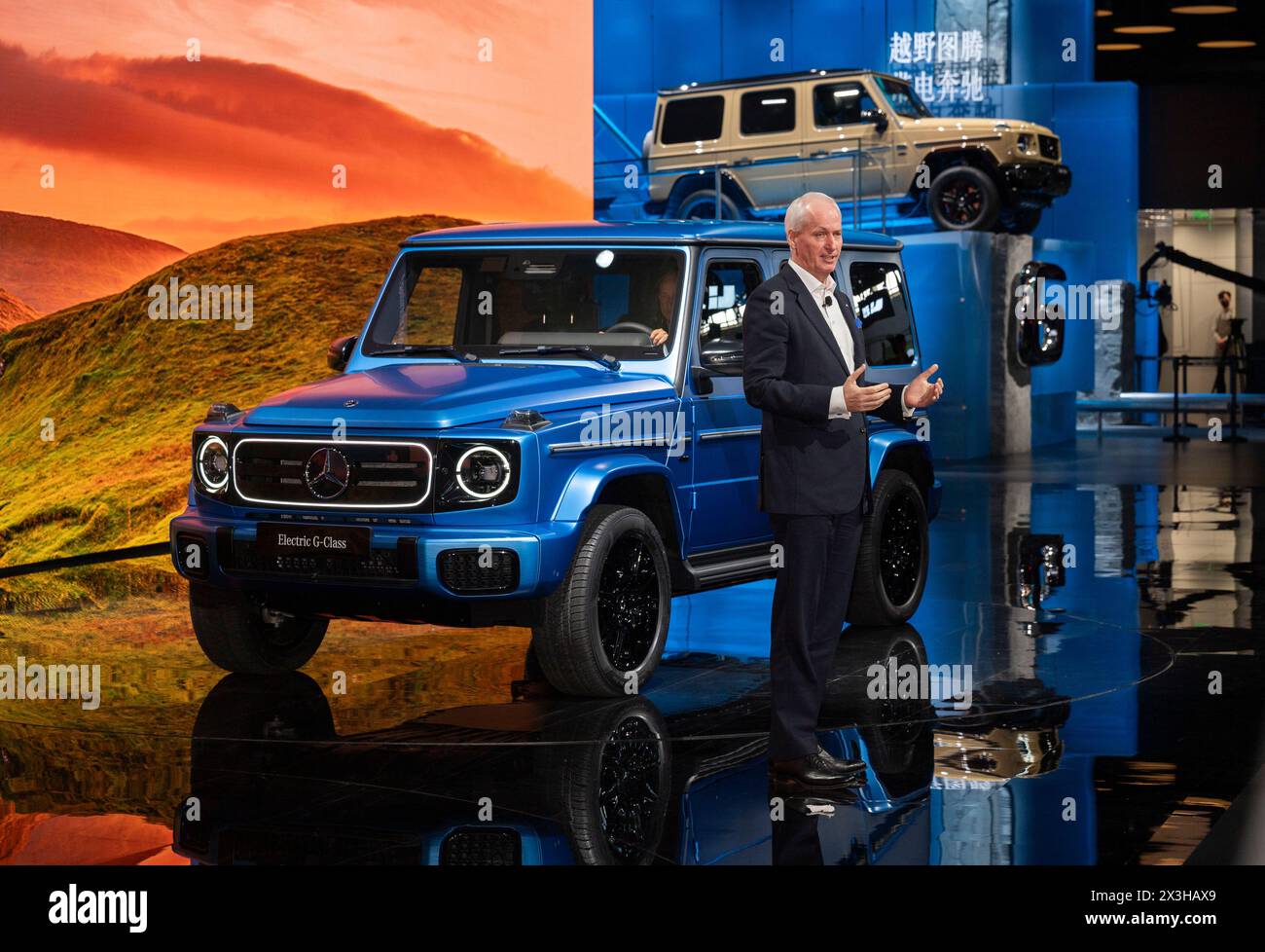 Peking, China. April 2024. Hubertus Troska, Mitglied des Vorstands der Mercedes-Benz Group AG, stellt das elektrische Geländefahrzeug der Mercedes-Benz G-Klasse auf der Internationalen Automobilausstellung 2024 in Peking, Bezirk Shunyi, Hauptstadt Chinas, am 25. April 2024 vor. Quelle: Cai Yang/Xinhua/Alamy Live News Stockfoto