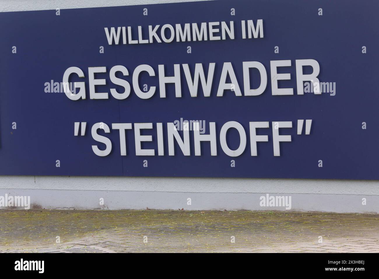 Blick am Donnerstag 25.04.2024 in Laage Landkreis Rostock beim taktischen Luftwaffengeschwader 73 Steinhoff während eines Presstermins auf den Schriftzug am Eingangsbereich. Im Verlauf des Tages besuchte der NATO-Generalsekretär Jens Stoltenberg das Geschwader in Laage. Dabei machte er sich persönlich ein Bild von den Fähigkeiten der sogenannten Quick Reaction Alert QRA der Luftwaffe, die zur integrierten Luftverteidigung und Flugkörperabwehr der NATO beiträgt. Dazu peitschen er selbst in einem Eurofighter mit. *** Ansicht am Donnerstag, 25 04 2024 im Bezirk Laage in Rostock bei der Tactical Air Force W Stockfoto