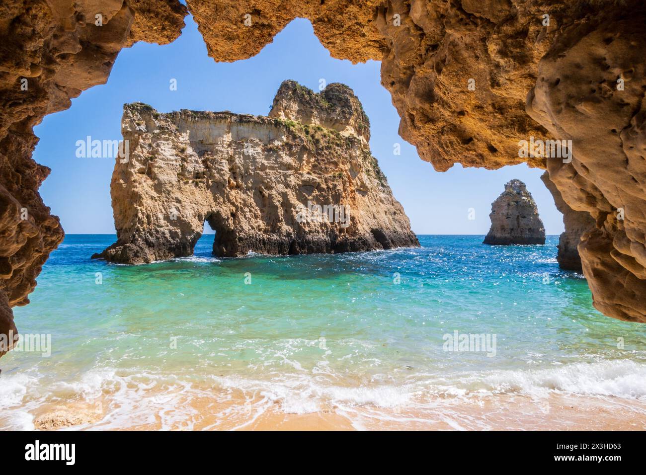 Kleiner, himmlischer und schwer zugänglicher Strand, fotografiert von einer Höhle in der Nähe von Portimão in der Algarve in Portugal Stockfoto