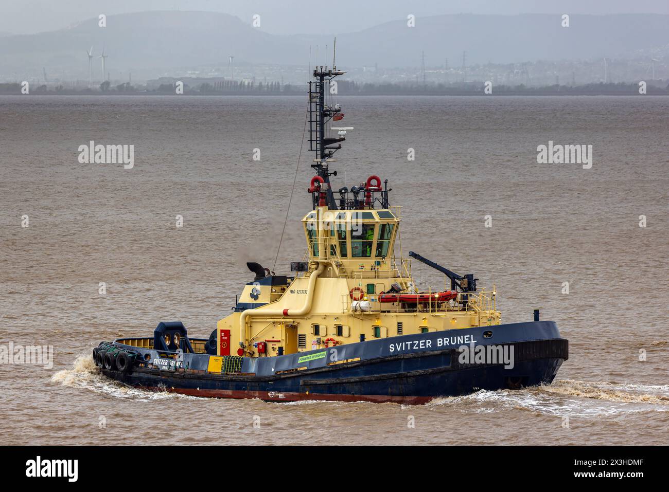 Ziehen Sie Svitzer Brunel, der rückwärts fährt, um sich mit Vechilträger zu treffen, der zu den Royal Portbury Docks fährt Stockfoto