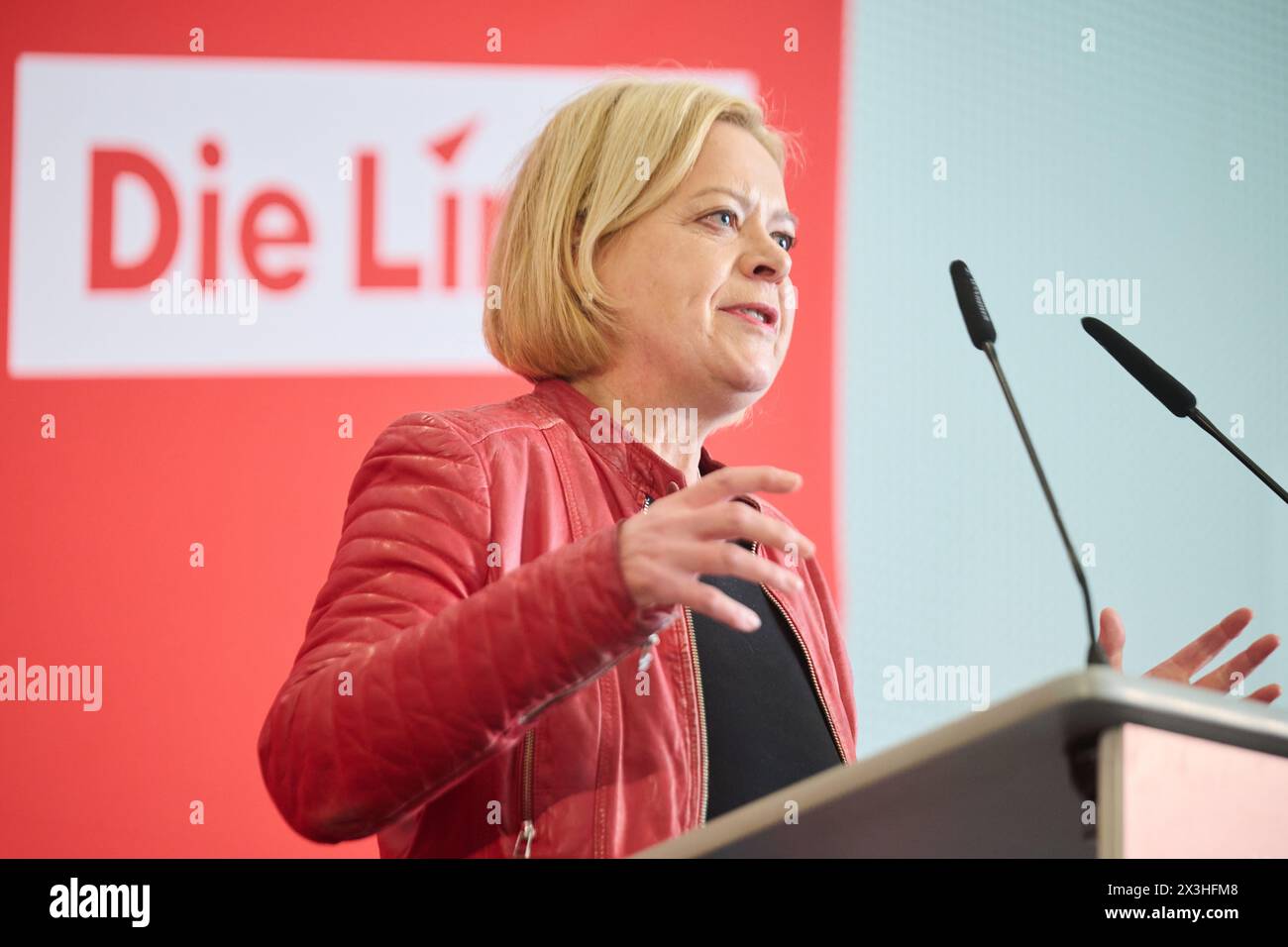 Berlin, Deutschland. April 2024. Gesine Lötzsch (die Linke), stellvertretende Vorsitzende des Deutschen Bundestages und haushaltspolitische Sprecherin, spricht auf der Linkspartei-Konferenz im Wiener Haus von Wyndham Andels Berlin. Die Berliner Linkspartei will ihr Profil als soziale Opposition gegen den schwarz-roten Senat weiter schärfen. Zu diesem Zweck soll auf der Parteikonferenz am Samstag (ab 9,30 Uhr) ein entsprechender Leitentwurf mit Schwerpunkt auf bezahlbarem Wohnraum und guten Arbeitsplätzen verabschiedet werden. Annette Riedl/dpa/Alamy Live News Stockfoto