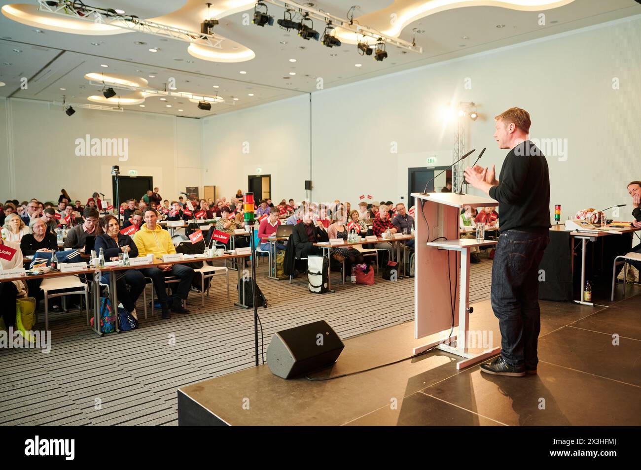 Berlin, Deutschland. April 2024. Maximilian Schirmer (die Linke), Landesvorsitzender, spricht auf der Parteikonferenz im Wiener Haus von Wyndham Andel Berlin. Die Berliner Linkspartei will ihr Profil als soziale Opposition gegen den schwarz-roten Senat weiter schärfen. Zu diesem Zweck soll auf der Parteikonferenz am Samstag (ab 9,30 Uhr) ein entsprechender Leitentwurf verabschiedet werden, der sich auf bezahlbares Wohnen und gute Arbeitsplätze konzentriert. Annette Riedl/dpa/Alamy Live News Stockfoto