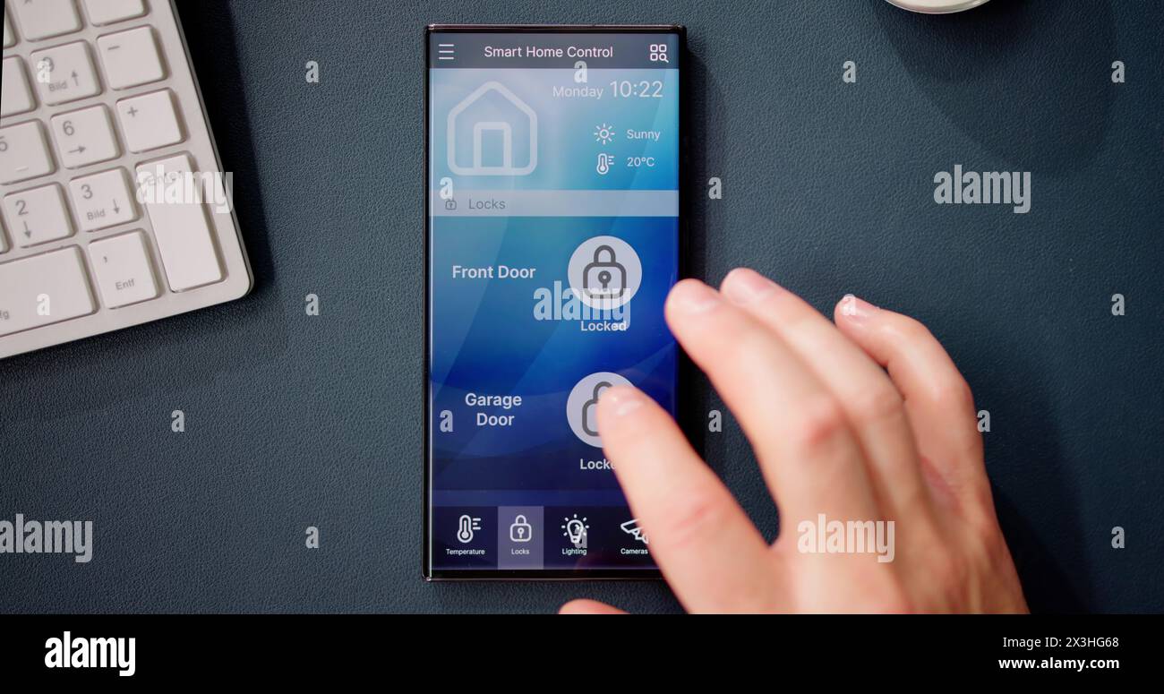 Handbedienung Mit Mobiltelefon, Home Control System Auf Dem Bildschirm Stockfoto