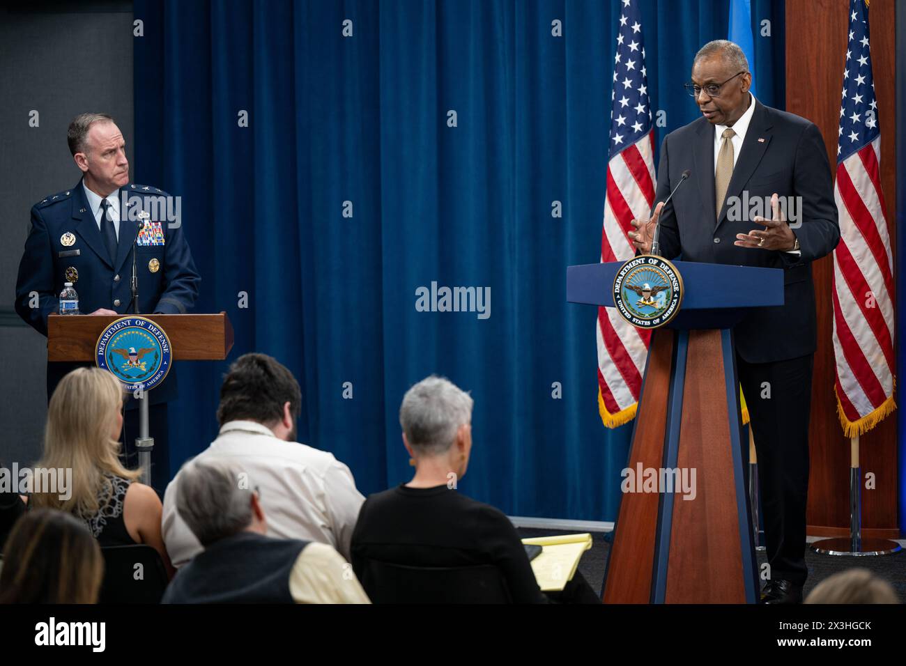 Washington, Vereinigte Staaten Von Amerika. April 2024. Washington, Vereinigte Staaten von Amerika. 26. April 2024. US-Verteidigungsminister Lloyd Austin, rechts, antwortet auf eine Frage während einer Pressekonferenz im Anschluss an das Treffen der ukrainischen Verteidigungskontaktgruppe, während Pentagon-Presseminister Generalmajor Pat Ryder, links, das Pentagon am 26. April 2024 in Washington anschaut. DC Austin kündigte ein Waffenpaket im Wert von 6 Milliarden Dollar für die Ukraine an. Kredit: TSgt. Jack Sanders/DOD Photo/Alamy Live News Stockfoto