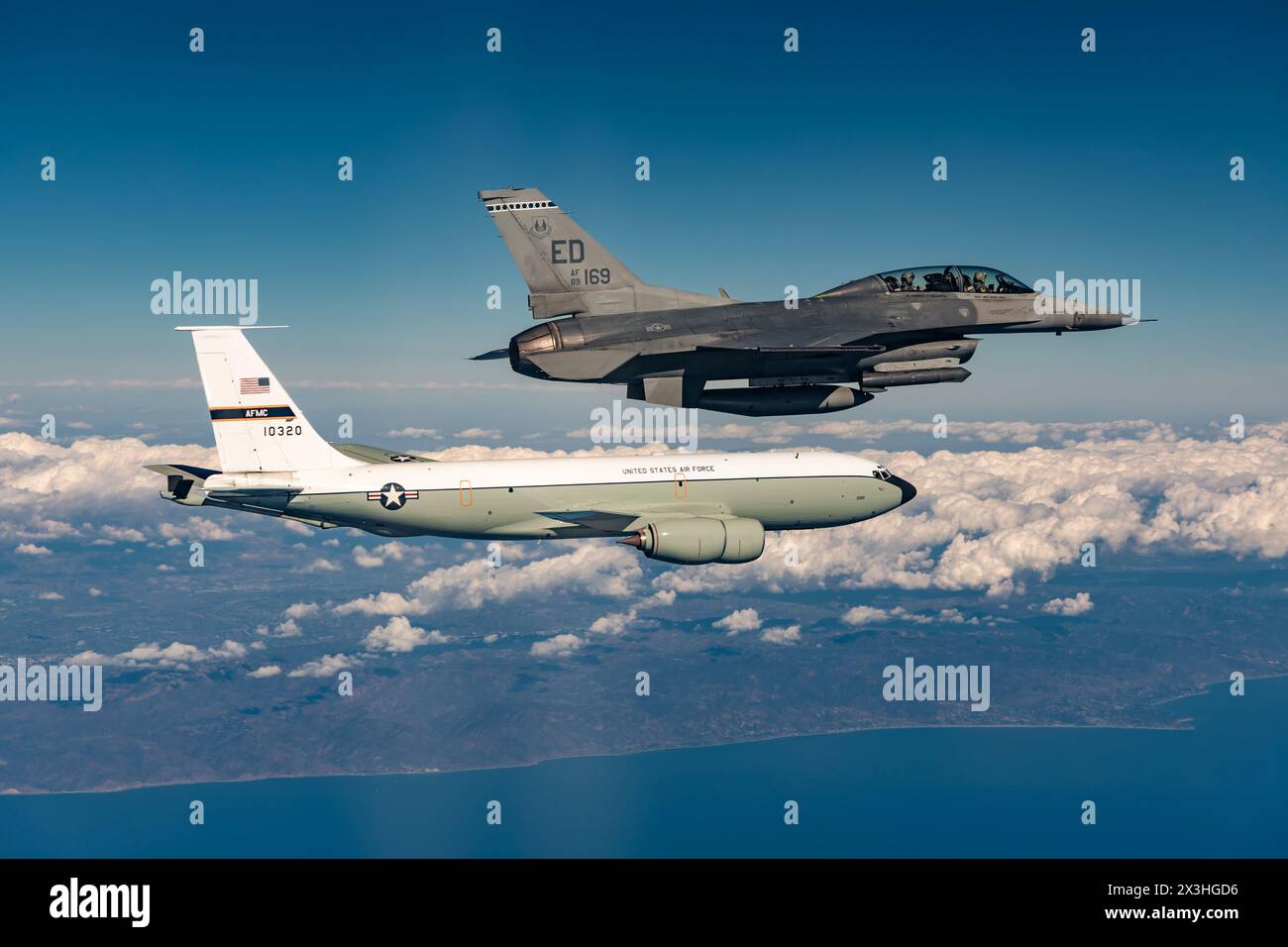 Edwards Air Force Base, Usa. November 2023. Ein F-16D-Kampfflugzeug der US Air Force mit den Schädeln der 416th Flight Test Squadron fliegt am 7. November 2023 in Palmdale, Kalifornien, mit einem KC-135 Stratotanker-Tankflugzeug über der Edwards Air Force Base. Quelle: Bryce Bennett/USA Air Force/Alamy Live News Stockfoto