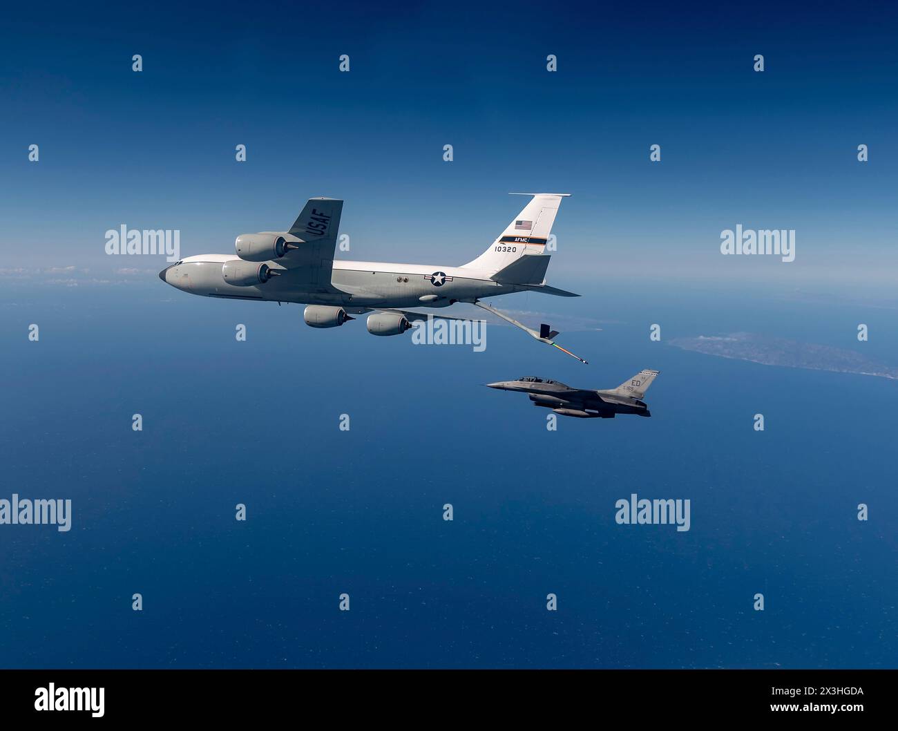 Edwards Air Force Base, Usa. November 2023. Ein F-16D-Kampfflugzeug der US Air Force mit den Schädeln der 416th Flight Test Squadron nähert sich einem KC-135 Stratotanker-Lufttanker, um am 7. November 2023 in Palmdale, Kalifornien, zu tanken. Quelle: Bryce Bennett/USA Air Force/Alamy Live News Stockfoto