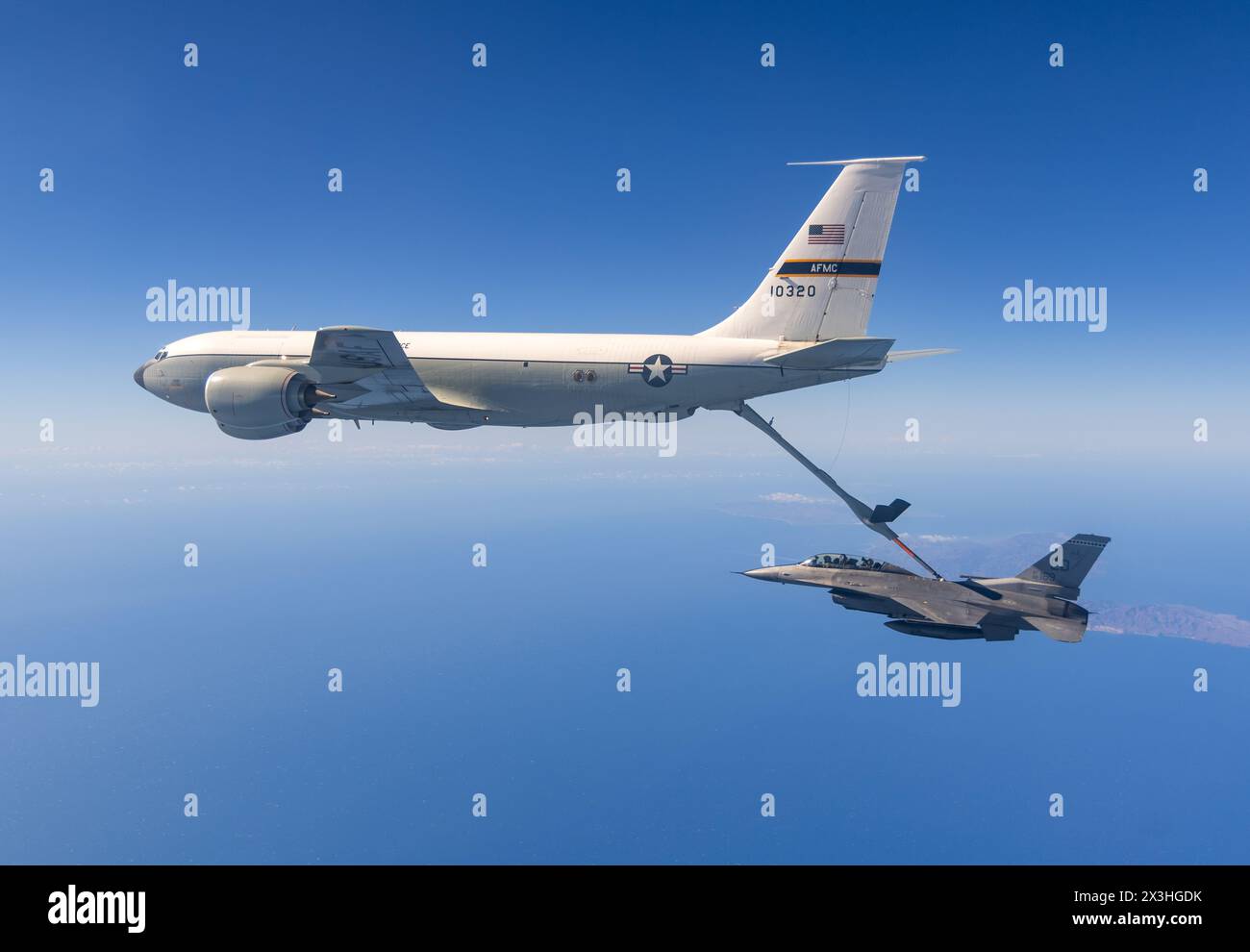 Edwards Air Force Base, Usa. November 2023. Ein F-16D-Kampfflugzeug der US Air Force mit den Schädeln der 416th Flight Test Squadron betankt ein KC-135 Stratotanker-Lufttanker über der Edwards Air Force Base am 7. November 2023 in Palmdale, Kalifornien. Quelle: Bryce Bennett/USA Air Force/Alamy Live News Stockfoto