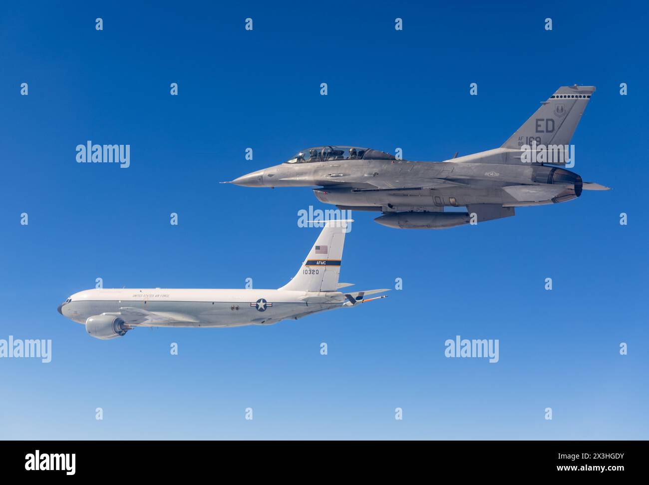 Edwards Air Force Base, Usa. November 2023. Ein F-16D-Kampfflugzeug der US Air Force mit den Schädeln der 416th Flight Test Squadron fliegt am 7. November 2023 in Palmdale, Kalifornien, mit einem KC-135 Stratotanker-Tankflugzeug über der Edwards Air Force Base. Quelle: Bryce Bennett/USA Air Force/Alamy Live News Stockfoto
