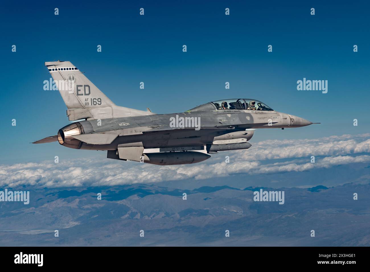 Edwards Air Force Base, Usa. November 2023. Ein F-16D-Kampfflugzeug der United States Air Force mit den Schädeln der 416th Flight Test Squadron fliegt am 7. November 2023 über der Edwards Air Force Base in Palmdale, Kalifornien. Quelle: Bryce Bennett/USA Air Force/Alamy Live News Stockfoto