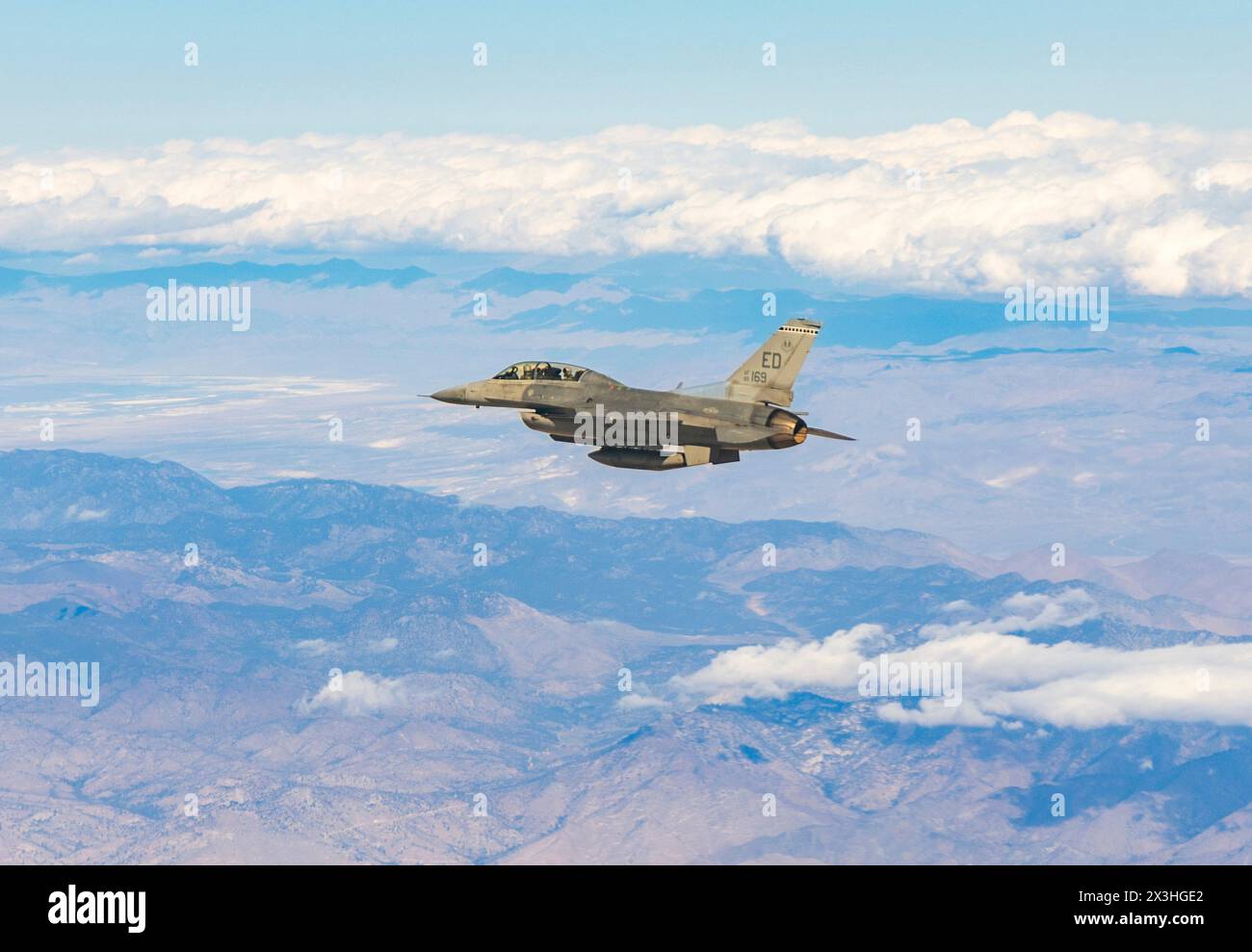 Edwards Air Force Base, Usa. November 2023. Ein F-16D-Kampfflugzeug der United States Air Force mit den Schädeln der 416th Flight Test Squadron fliegt am 7. November 2023 über der Edwards Air Force Base in Palmdale, Kalifornien. Quelle: Bryce Bennett/USA Air Force/Alamy Live News Stockfoto