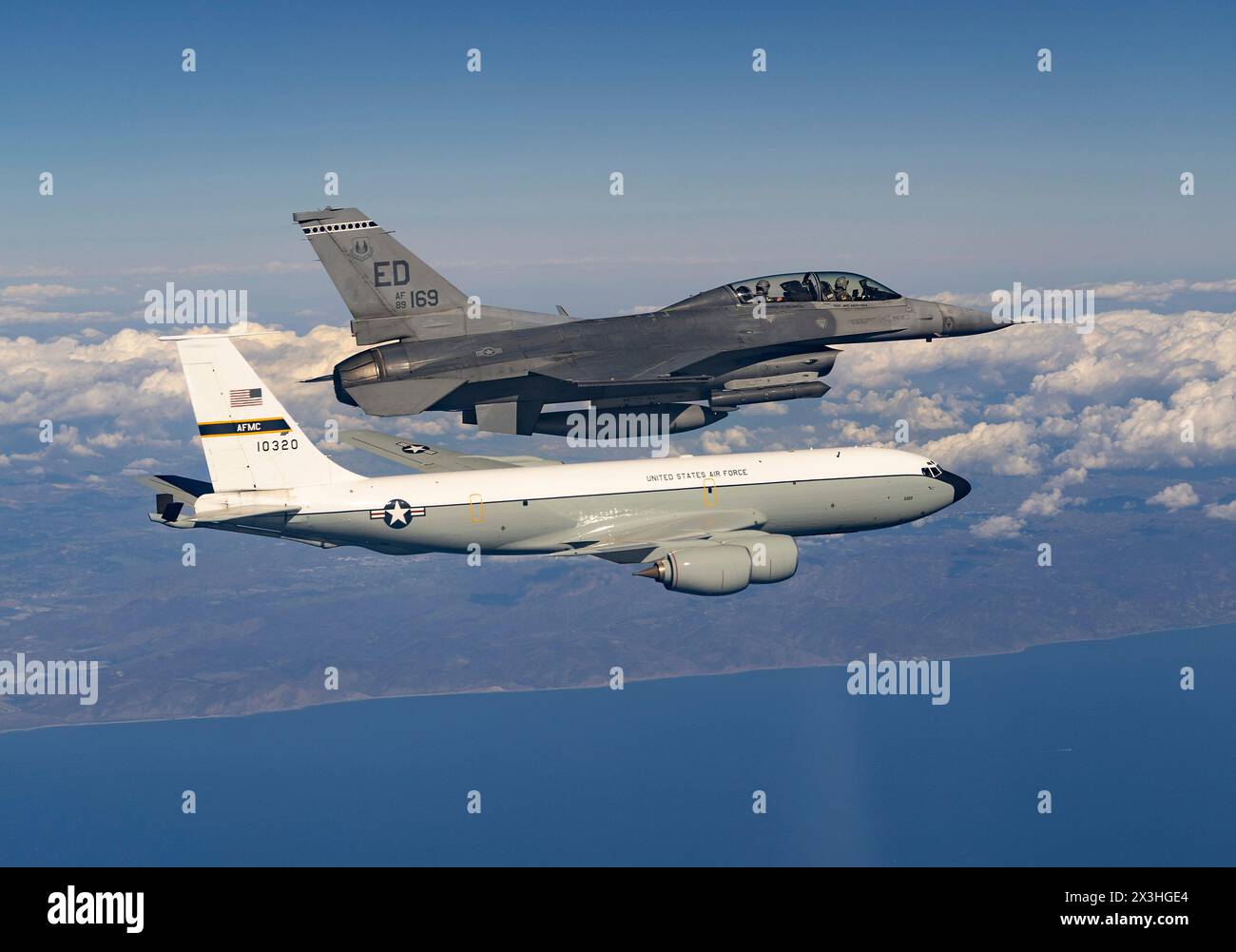 Edwards Air Force Base, Usa. November 2023. Ein F-16D-Kampfflugzeug der US Air Force mit den Schädeln der 416th Flight Test Squadron fliegt am 7. November 2023 in Palmdale, Kalifornien, mit einem KC-135 Stratotanker-Tankflugzeug über der Edwards Air Force Base. Quelle: Bryce Bennett/USA Air Force/Alamy Live News Stockfoto