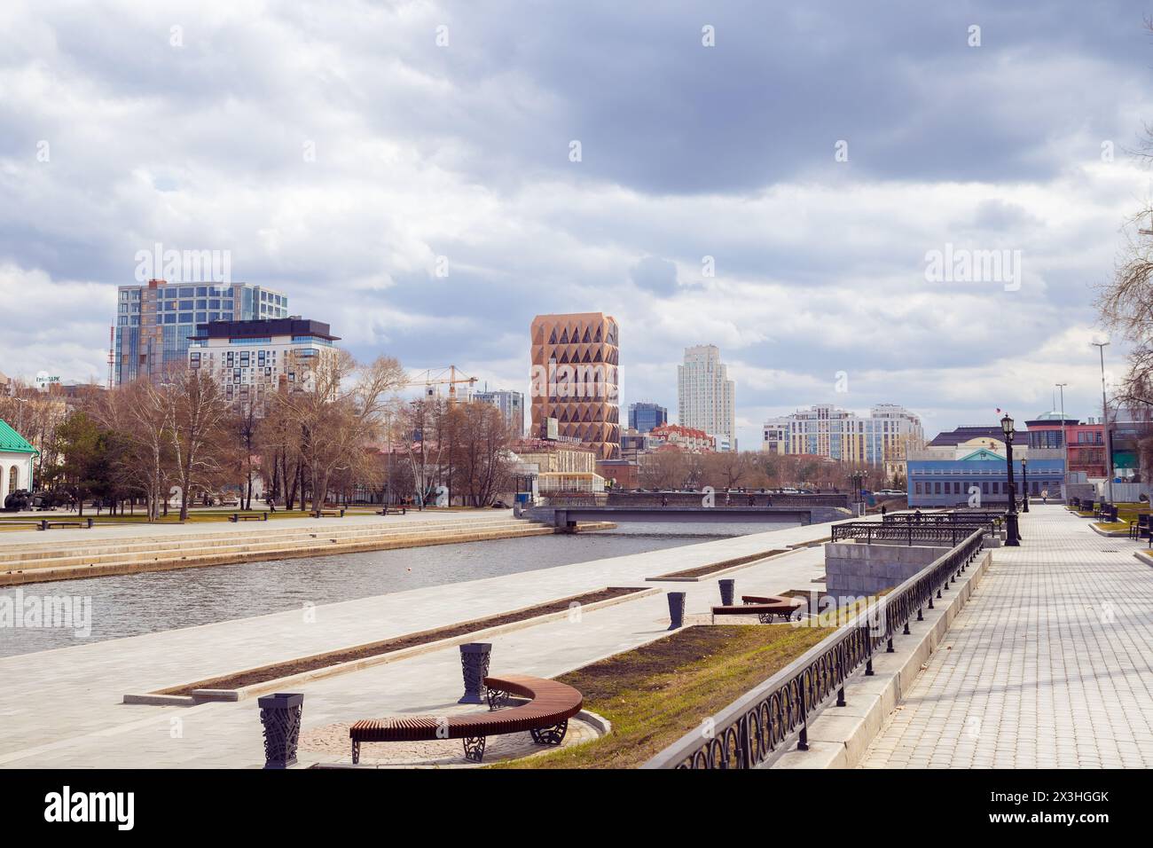 Stadtpanorama vom Damm. Hauptsitz der russischen Kupferfirma vom Architekten Norman Foster. Rotbrauner Ananashochhaus, Brücke, Fluss Iset. Stockfoto