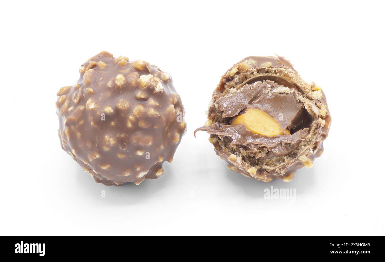 Ocala, FL 2-17-2024 italienische Haselnuss Premium Schokoladensüß mit Crushed Crispy Waffel Ferrero Roche voll und halb aufgeschliffen mit cremigem Gooey in Stockfoto