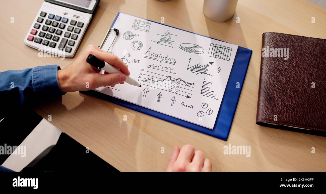 Geschäftsmann Bereitet Startup-Plan Auf Papier Am Tisch Im Büro Vor Stockfoto