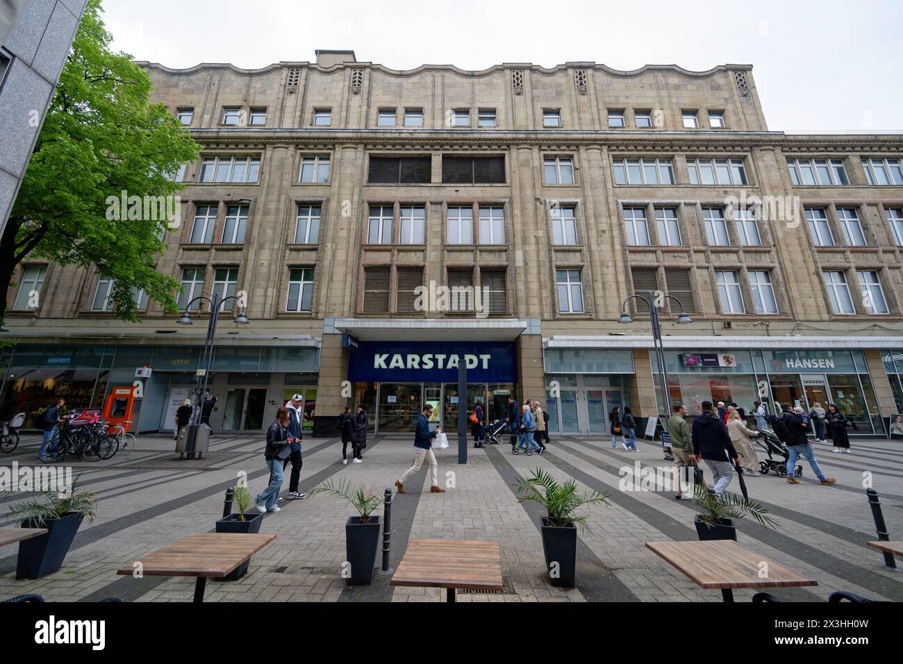 Köln, Deutschland. April 2024. Der Bau einer Filiale der Kaufhauskette Galeria Karstadt Kaufhof steht in der Breite Straße im Kölner Stadtzentrum. Die finanziell belastete Kaufhauskette Galeria Karstadt Kaufhof schließt zum 31. August dieses Jahres 16 ihrer 92 Filialen. Dieser Store ist ebenfalls von den Schließungen betroffen. (An dpa: 'Galeria: 16 Kaufhäuser schließen Ende August') Credit: Henning Kaiser/dpa/Alamy Live News Stockfoto