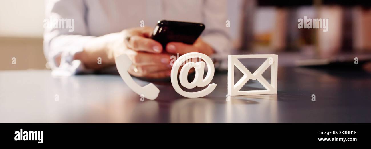 Kontaktieren Sie Uns E-Mail Marketing Und Social Media Post Stockfoto