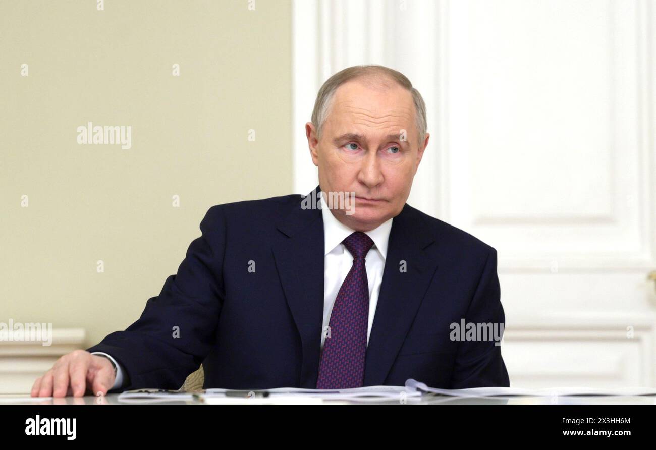 St. Petersburg, Russland. April 2024. Der russische Präsident Wladimir Putin hört Sankt Petersburger Gouverneur Alexander Beglov während eines persönlichen Treffens am 26. April 2024 in Sankt Petersburg, Russland. Quelle: Gavriil Grigorov/Kreml Pool/Alamy Live News Stockfoto