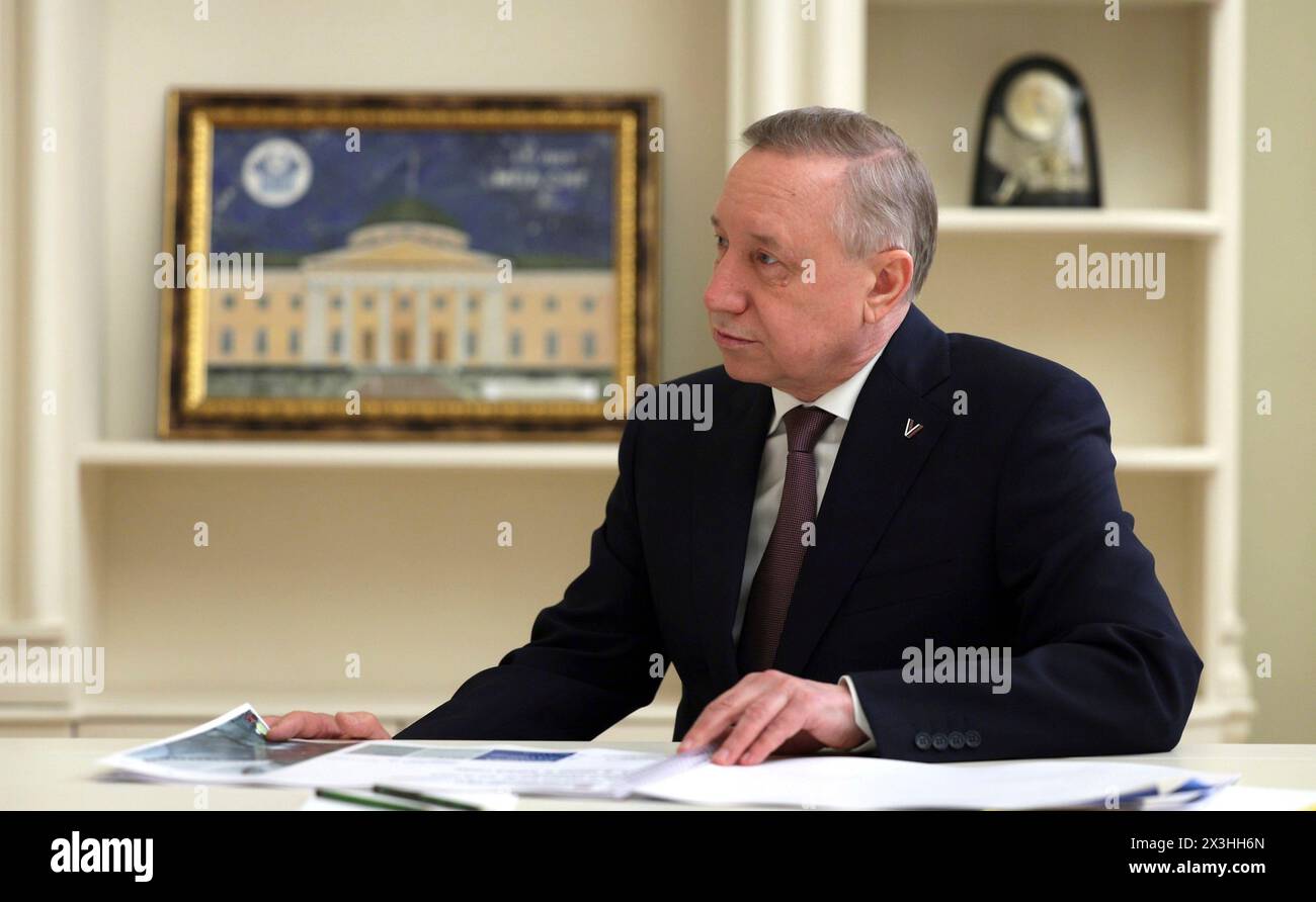 St. Petersburg, Russland. April 2024. Sankt Petersburger Gouverneur Alexander Beglov hört den russischen Präsidenten Wladimir Putin während eines persönlichen Treffens am 26. April 2024 in Sankt Petersburg, Russland. Quelle: Gavriil Grigorov/Kreml Pool/Alamy Live News Stockfoto