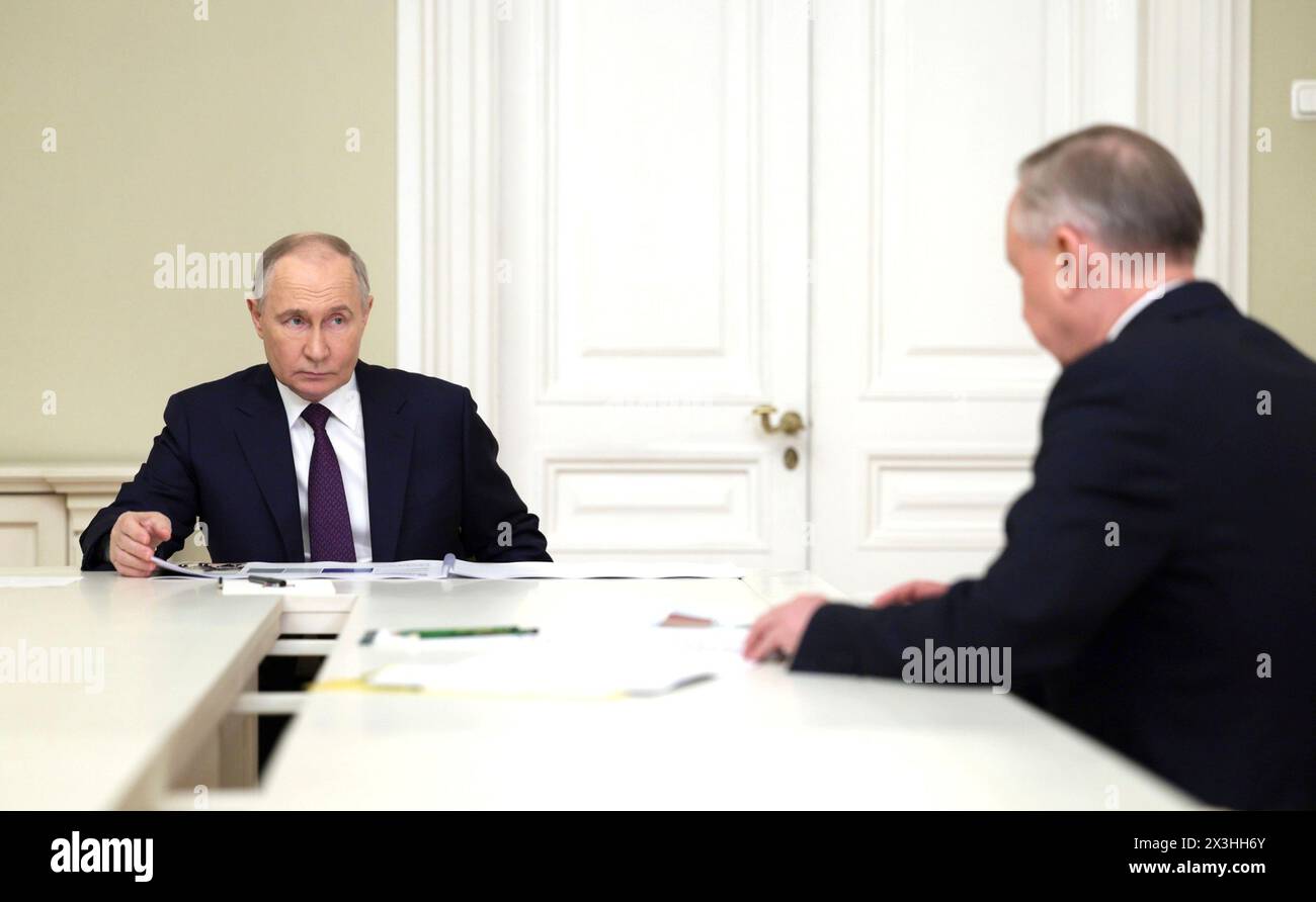 St. Petersburg, Russland. April 2024. Der russische Präsident Wladimir Putin, links, trifft sich am 26. April 2024 in St. Petersburg, Russland, mit dem Gouverneur von St. Petersburg Alexander Beglov, rechts. Quelle: Gavriil Grigorov/Kreml Pool/Alamy Live News Stockfoto