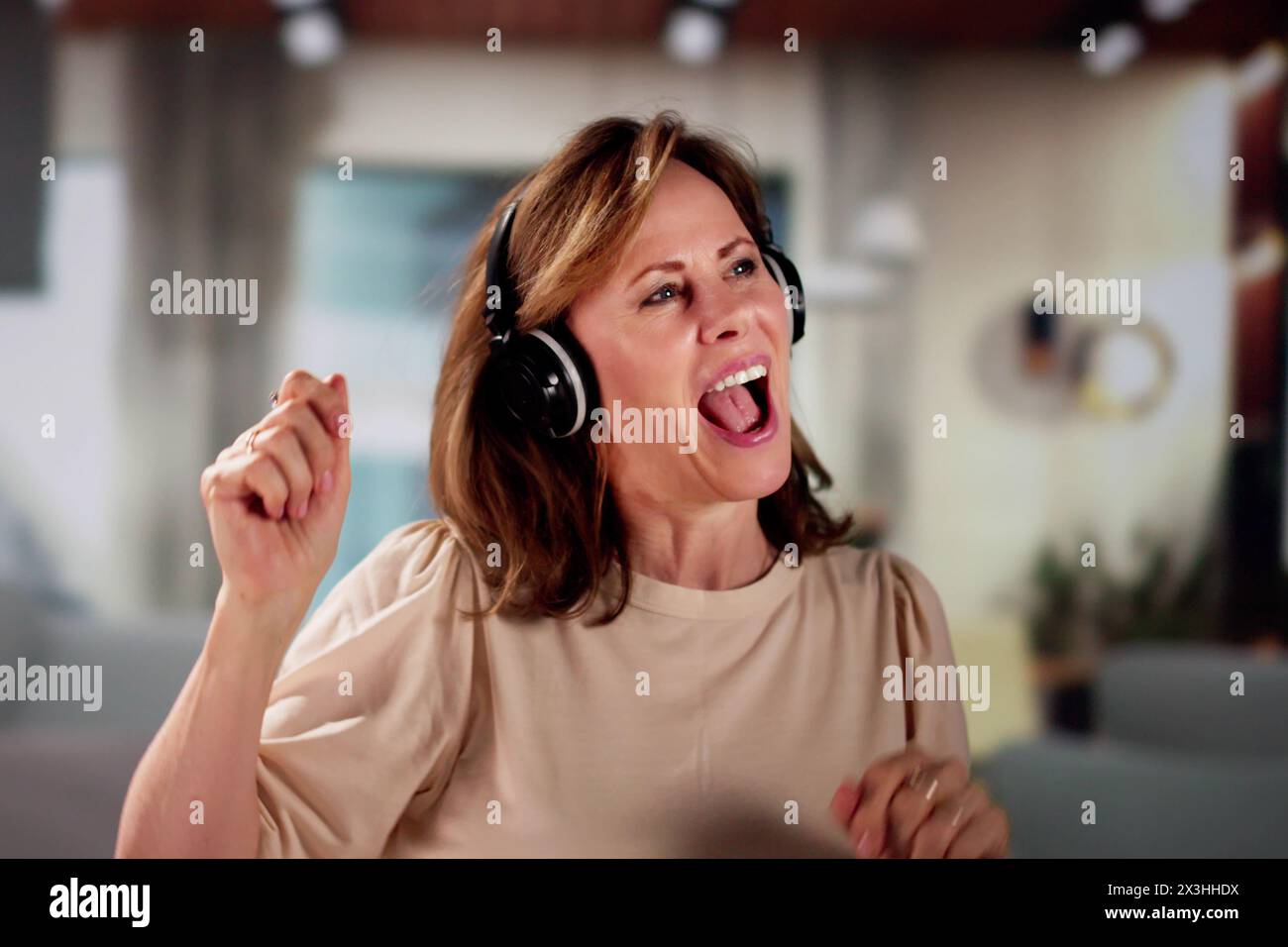 Lächelnd Ältere Senior Listening Musik Auf Kopfhörer Stockfoto