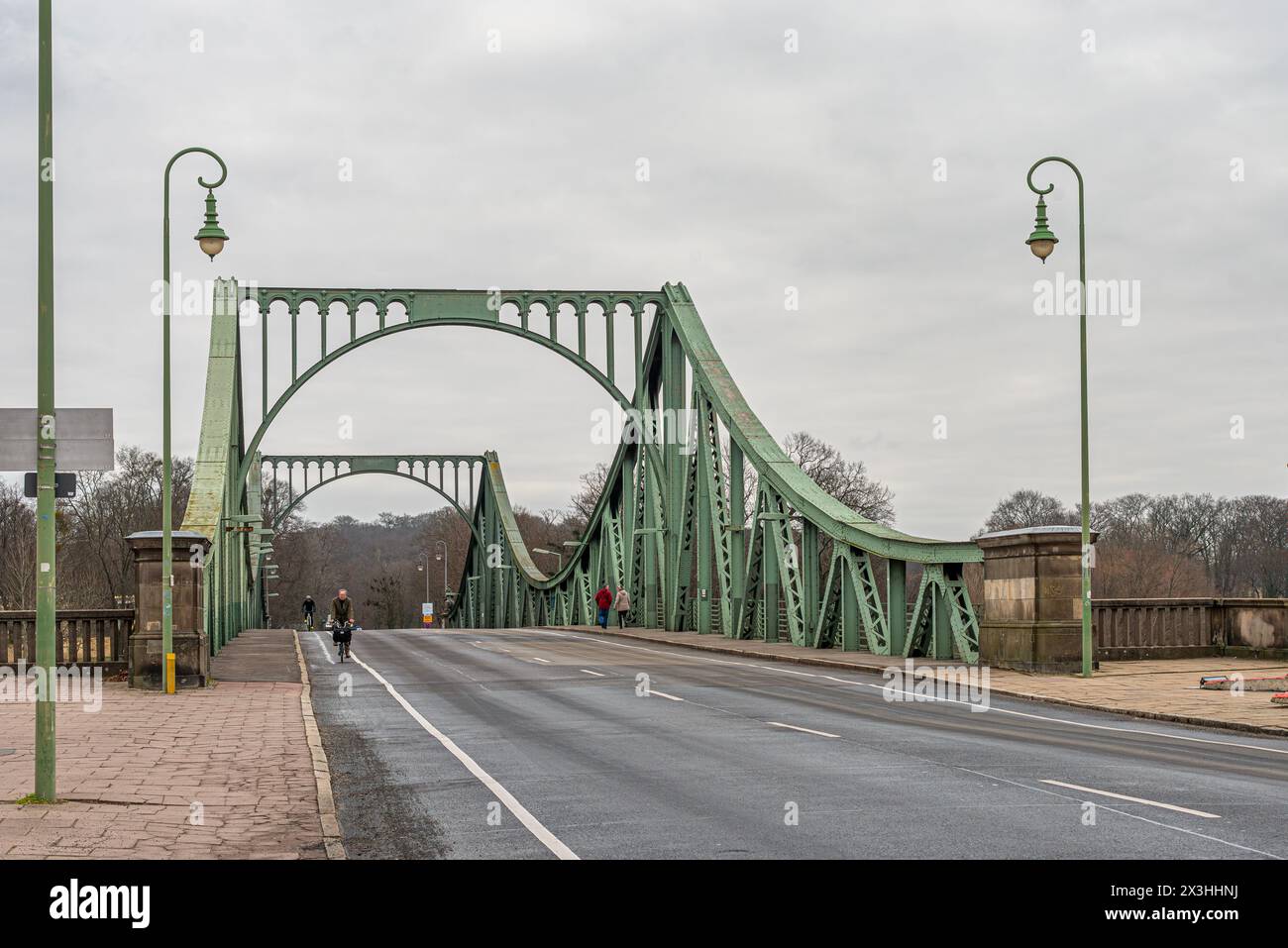 Die Glienicke Brücke Potsdam. Ist eine Brücke über die Havel in Deutschland, die den Berliner Stadtteil Wannsee mit dem Brandenburg verbindet Stockfoto