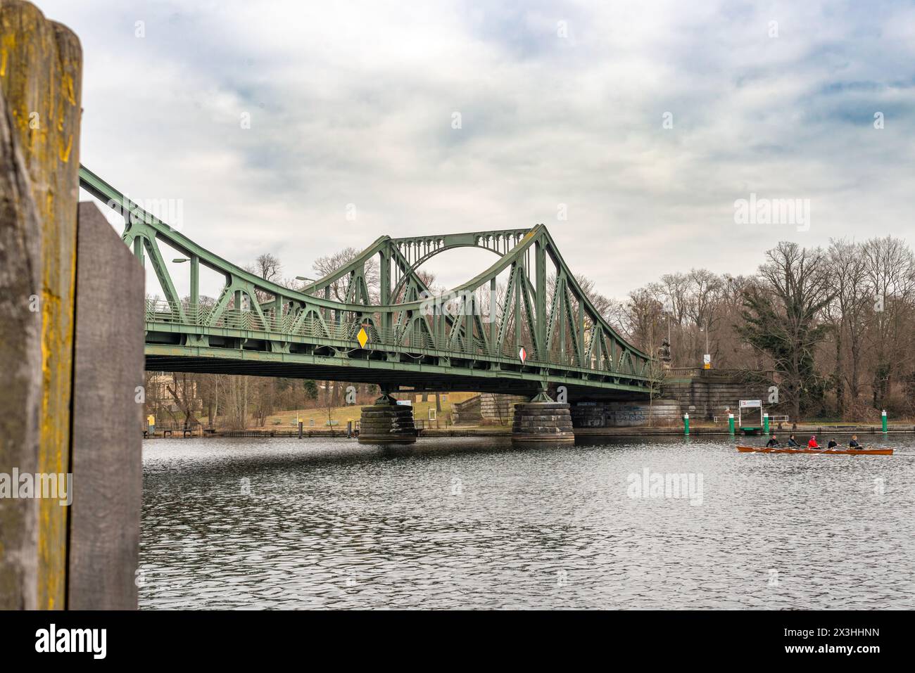 Die Glienicke Brücke Potsdam. Ist eine Brücke über die Havel in Deutschland, die den Berliner Stadtteil Wannsee mit dem Brandenburg verbindet Stockfoto