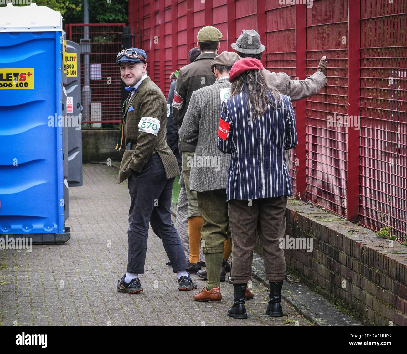 London, Großbritannien, 27. April 2024. Eine Tweed-Warteschlange für die Loos-Formulare. Die Teilnehmer beginnen am frühen Morgen. Der Tweed Run ist eine Fahrradtour durch die historischen Straßen Londons. Voraussetzung dafür ist, dass die Teilnehmer ihren besten Tweed und ihre stilvolle Fahrradkleidung tragen. Sie wird von Bourne & Hollingsworth organisiert und wurde 2008 mit nur einer kleinen Gruppe von Freunden gegründet, die rund 800 Radfahrer durch das Zentrum von London fahren. Copyright: Imageplotter/Alamy Live News Stockfoto London, Großbritannien, 27. April 2024. Eine Tweed-Warteschlange für die Loos-Formulare. Die Teilnehmer beginnen am frühen Morgen. Der Tweed Run ist eine Fahrradtour durch die historischen Straßen Londons. Voraussetzung dafür ist, dass die Teilnehmer ihren besten Tweed und ihre stilvolle Fahrradkleidung tragen. Sie wird von Bourne & Hollingsworth organisiert und wurde 2008 mit nur einer kleinen Gruppe von Freunden gegründet, die rund 800 Radfahrer durch das Zentrum von London fahren. Copyright: Imageplotter/Alamy Live News Stockfoto