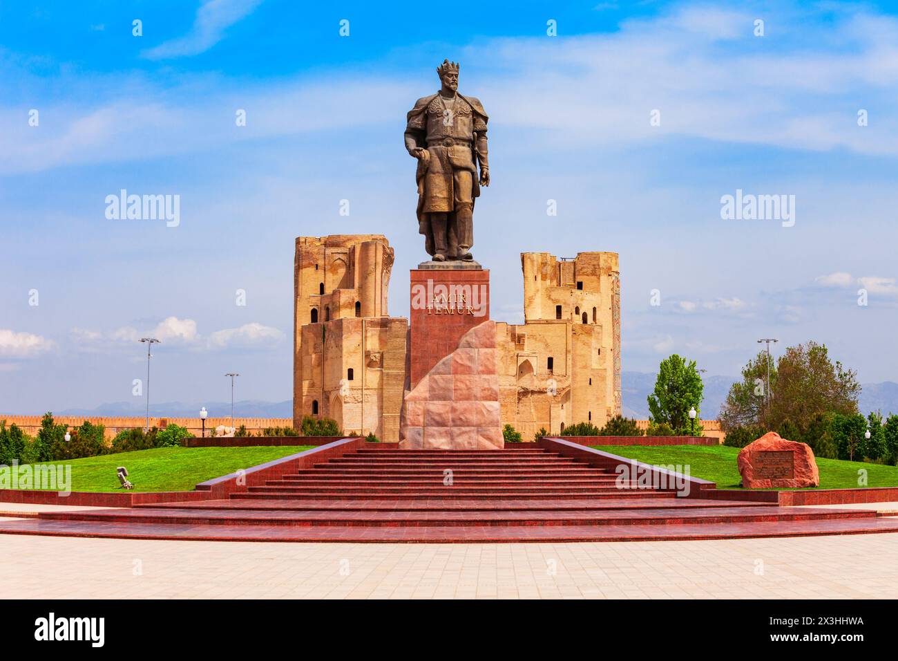Shahrisabz, Usbekistan - 19. April 2021: Tamerlane oder Amir Timur Denkmal und AK-Saray oder AK Saray Palast in der Stadt Shahrisabz in Usbekistan Stockfoto