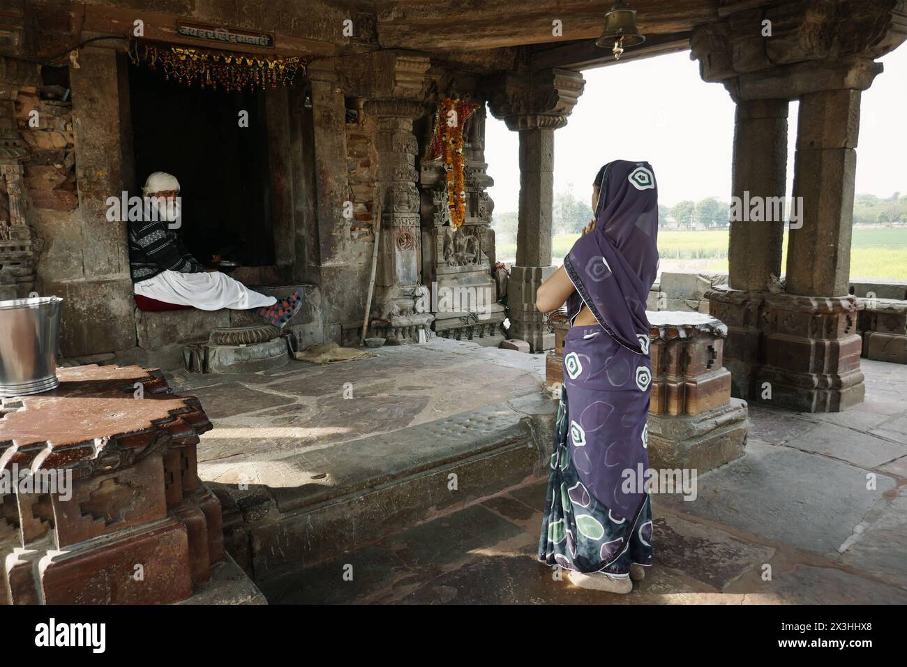 Rajasthan, Indien 02.05.2023. Der Hindutempel der Göttin der Freude und des Glücks Harshat Mata wurde in den 8-9 Jahrhunderten erbaut. Indische Frau betet in A Stockfoto